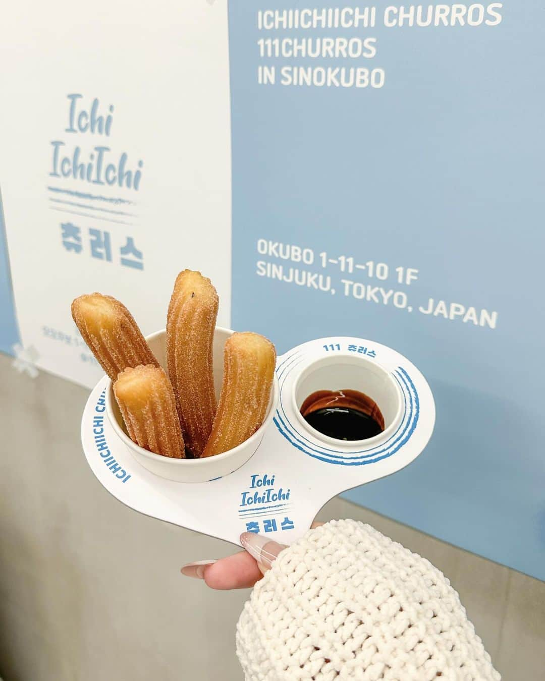 RIEさんのインスタグラム写真 - (RIEInstagram)「【 新大久保 / @111_churros 】 ⁡ 日本でも絶品チュロスが食べれる🇯🇵⸝⋆  8月にオープンして以来、大人気のチュロス専門店へ🍫 ⁡ 夜までやっているのでデザートがてらや 仕事後に行けるのも嬉しいポイント🤙🏼 ⁡ チュロスは店内で手作りしているので 出来立てで、サクサクッもちもちなチュロスが頂けます🥡 1人1つ頼んだけどぺろっと完食しちゃってびっくり🤤 ⁡ チュロスにセットのソースは1種類選べて チョコレート、レアチーズ、チリヨーグルト🥄 ⁡ チョコレートはビターではなく甘めだったので (韓国のチョコレートソースはビターソース) 甘すぎないのがお好きな方は レアチーズかチリヨーグルトがおすすめ🙋🏻‍♀️  何も付けずにシナモンパウダーだけで 食べるのが私は一番美味しかった〜👼🏼♥️ ⁡ ⁡ オーダーメニュー📝 🍫チュロス+チョコソース ¥800 🧀チュロス+レアチーズ ¥780 🍊ゆず茶 ¥600 ☕️カフェラテ ¥600 ⁡ ⁡ @xxayapink が韓国土産でくれた ぬいぐるみキーホルダーが可愛すぎる🐻‍❄️🩶  ⁡ ~~~~~~~~~~~~~~~~~~~~~~~~ ☑︎ 111 CHURROS ☑︎ 11:00〜22:00 ☑︎ 新大久保駅 徒歩5分 ~~~~~~~~~~~~~~~~~~~~~~~~ ⁡ ⁡ ⁡ ⁡ #111churros #shinokubo #churros #일본카페 #카페투어일본 #新大久保グルメ #新大久保カフェ #新大久保食べ歩き #新宿カフェ #韓国風カフェ #韓国っぽカフェ #チュロス #ニューオープン」11月8日 19時30分 - rie_tabi