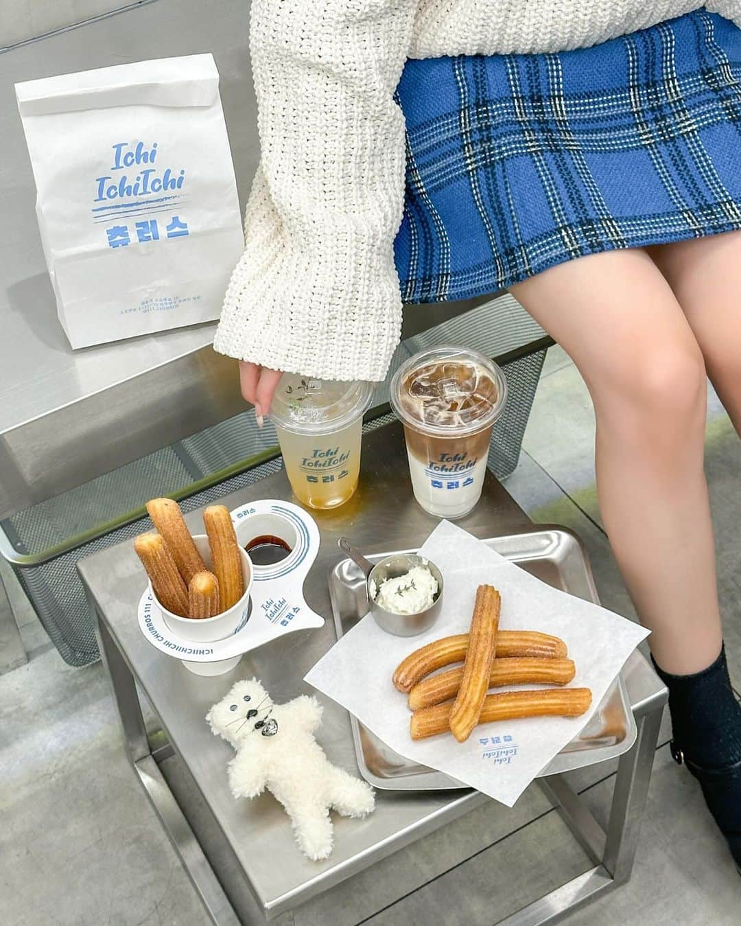 RIEさんのインスタグラム写真 - (RIEInstagram)「【 新大久保 / @111_churros 】 ⁡ 日本でも絶品チュロスが食べれる🇯🇵⸝⋆  8月にオープンして以来、大人気のチュロス専門店へ🍫 ⁡ 夜までやっているのでデザートがてらや 仕事後に行けるのも嬉しいポイント🤙🏼 ⁡ チュロスは店内で手作りしているので 出来立てで、サクサクッもちもちなチュロスが頂けます🥡 1人1つ頼んだけどぺろっと完食しちゃってびっくり🤤 ⁡ チュロスにセットのソースは1種類選べて チョコレート、レアチーズ、チリヨーグルト🥄 ⁡ チョコレートはビターではなく甘めだったので (韓国のチョコレートソースはビターソース) 甘すぎないのがお好きな方は レアチーズかチリヨーグルトがおすすめ🙋🏻‍♀️  何も付けずにシナモンパウダーだけで 食べるのが私は一番美味しかった〜👼🏼♥️ ⁡ ⁡ オーダーメニュー📝 🍫チュロス+チョコソース ¥800 🧀チュロス+レアチーズ ¥780 🍊ゆず茶 ¥600 ☕️カフェラテ ¥600 ⁡ ⁡ @xxayapink が韓国土産でくれた ぬいぐるみキーホルダーが可愛すぎる🐻‍❄️🩶  ⁡ ~~~~~~~~~~~~~~~~~~~~~~~~ ☑︎ 111 CHURROS ☑︎ 11:00〜22:00 ☑︎ 新大久保駅 徒歩5分 ~~~~~~~~~~~~~~~~~~~~~~~~ ⁡ ⁡ ⁡ ⁡ #111churros #shinokubo #churros #일본카페 #카페투어일본 #新大久保グルメ #新大久保カフェ #新大久保食べ歩き #新宿カフェ #韓国風カフェ #韓国っぽカフェ #チュロス #ニューオープン」11月8日 19時30分 - rie_tabi