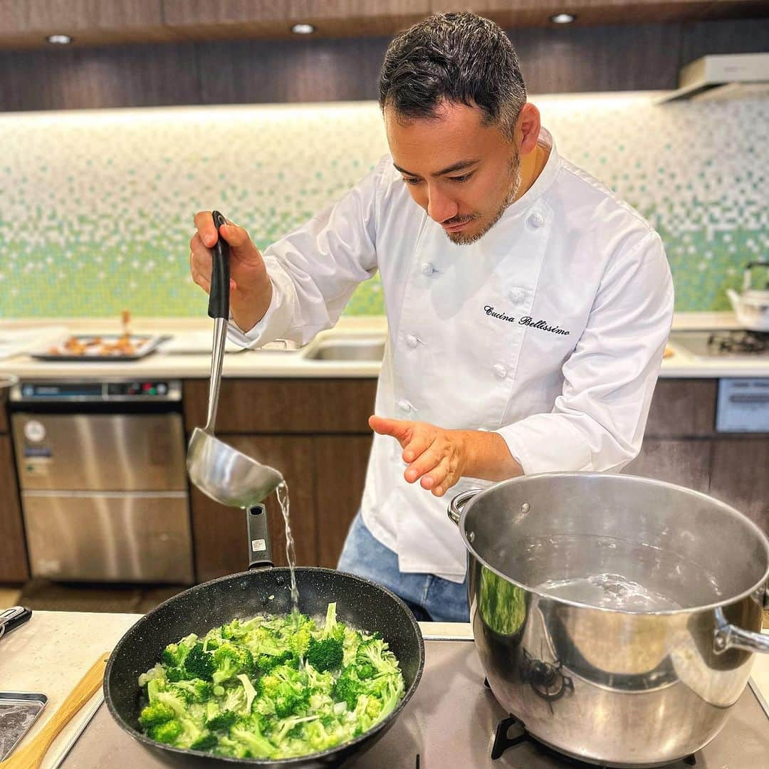 ベリッシモ・フランチェスコのインスタグラム：「Cooking a delicious “Rigatoni with seasonal Broccoli cream sauce and tuna bottarga”!👨‍🍳🍝🥂 愛を込めて季節のブロッコリークリームソースとクロマグロのカラスミのリガトーニを作っちゃいまーす！❤️ Oggi cuciniamo dei buonissimi Rigatoni con crema di Broccoli di stagione e Bottarga di tonno!😂👍🇮🇹  #ベリッシモ #ベリッシモフランチェスコ #料理研究家 #料理研究家ベリッシモ #イタリア料理研究家 #イタリア料理研究家ベリッシモフランチェスコ #イタリア料理人 #イタリア料理家 #イタリアン #イタリアンシェフ #イタリア料理シェフ #イケメン料理人 #イケオジ料理研究家ベリッシモフランチェスコ #イケオジ料理人 #イタリア料理 #イタリア料理教室 #料理教室 #料理教室東京 #chef #italianchef #francescobellissimo #francescobellissimochef #cheflife #celebritychef #chefmode #cookingtime ##italianfood #enjoycooking #chefstyle」