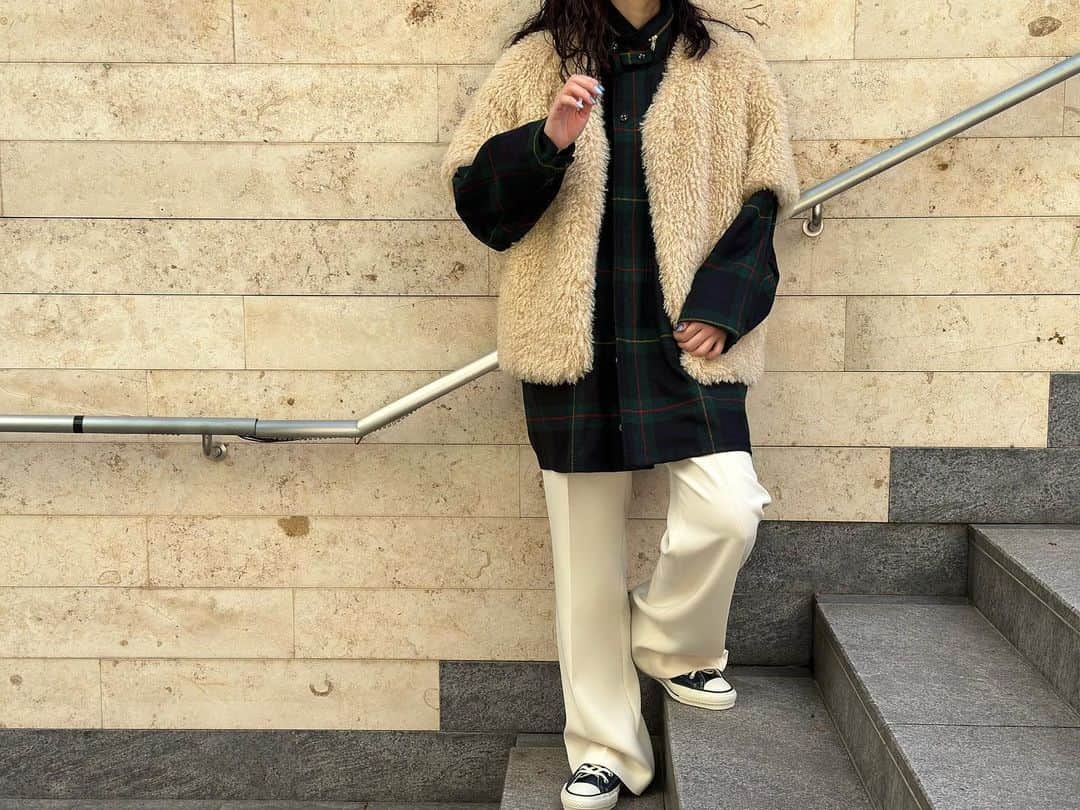 6(ROKU) OFFICIALさんのインスタグラム写真 - (6(ROKU) OFFICIALInstagram)「-  6 fake fur short sleeve  jacket ¥52,800- tax in  @adultorientedrobes outer ¥71,500-tax in  6 polyester rayon boots cut pants ¥19,800- tax in  #roku #adultorientedrobes」11月8日 19時40分 - 6______roku