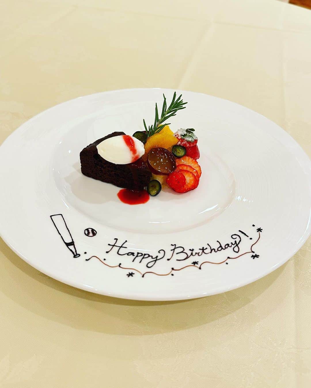 金子千尋さんのインスタグラム写真 - (金子千尋Instagram)「今日、誕生日でした！ 40歳になりました！たくさんの方からお祝いのメッセージなどいただきました！ありがとうございます♪  そして木田監督よりシュークリームの差し入れをいただきました！ しかも泊まっているホテルからも食後にケーキをいただきました！ ありがとうございます😊  #沖縄で誕生日を迎えたのは初です  #40代も初です ←当たり前 #40歳でもガンバリマス  #木田監督 #オクマプライベートビーチアンドリゾート」11月8日 19時40分 - kanekochihiro_official