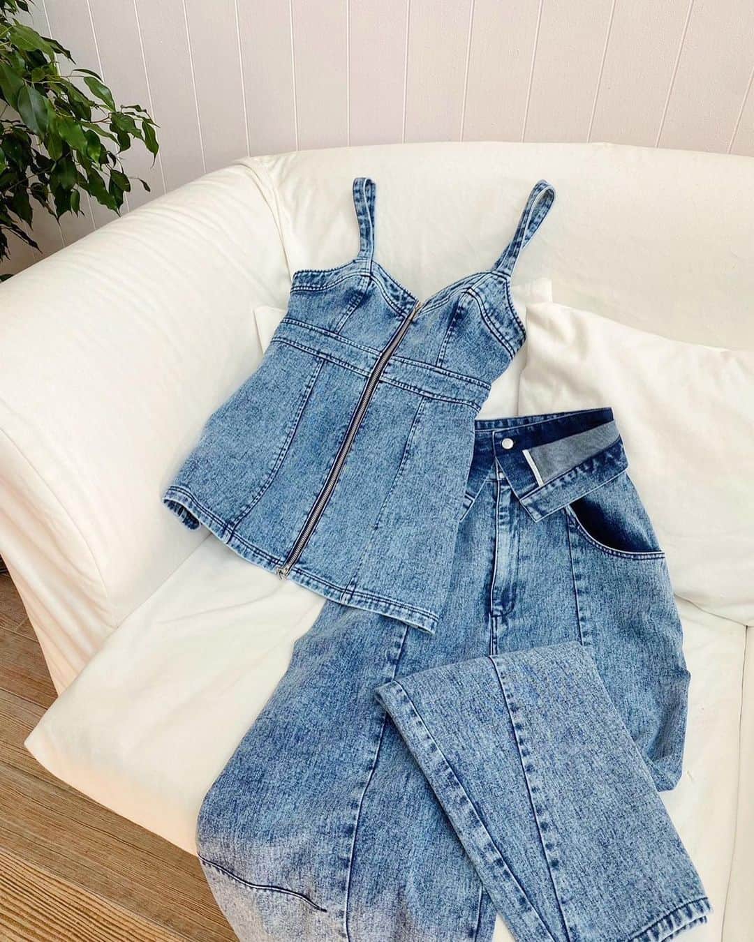 dazzlinのインスタグラム：「____ Spring denim collection  . ■ Camisole tops #フロントジップデニムキャミトップス price : ￥9,790 ivory / mix size : S / M ※ coming soon...♡  . ■ Bottoms #カーブラインデニムパンツ price : ￥10,890 ivory / pink / blue / mix size : XS / S / M  . ■ Skirt #アシメウエストデニムミニスカート price : ￥7,590 mix size : S / M ※ 3月下旬お届け予定📦  . ■ One-piece #ジップシェイプミニシャツワンピース price : ￥11,000 indigo size : S / M ※ 1月下旬お届け予定📦  . ■ Bottoms #スリムストレートデニムパンツ price : ￥10,890 blue / indigo size : XS / S / M  . ■ Jacket #2WAYスリーブショートデニムジャケット price : ￥8,690 blue / indigo / beige size : FREE ※ 3月中旬お届け予定📦  . ____________________________________________  アイテム詳細はショッピングタグ or TOPページURLよりチェック🔗 » @dazzlin_official  . 全国のdazzlin staffのスタイリングをチェック👗 » @dazzlin_staff_snap  . #dazzlin #ダズリン #冬服コーデ #冬コーデ #デニム #デニムコーデ #デニムワンピース #ビスチェ  #ワンピース #ワンピースコーデ #ミニワンピース  #ダズリン神デニム #デニムジャケット #Gジャン  #dazzlin_24SS #ダズリン24年春 #推し活 #カフェ活 #カフェ巡り #大人コーデ #大人カジュアル #カジュアルコーデ #きれいめカジュアル #シンプルコーデ」