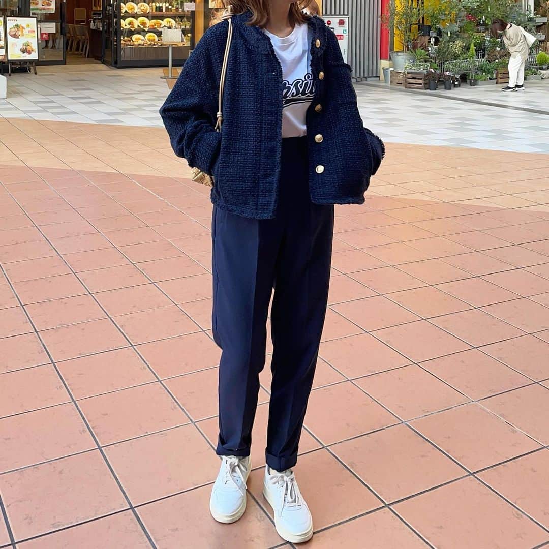 ERIさんのインスタグラム写真 - (ERIInstagram)「・ ・ 昨日はお気に入りのツイードジャケットに 久々のZARAハイウエストパンツの ネイビーコーデでした♡ ・ ・ ・ #シンプルコーデ#大人カジュアル#ワントーンコーデ #ネイビーコーデ#スニーカーコーデ#zara#hm#bottegaveneta#autry」11月8日 19時34分 - _____m.m.7114_