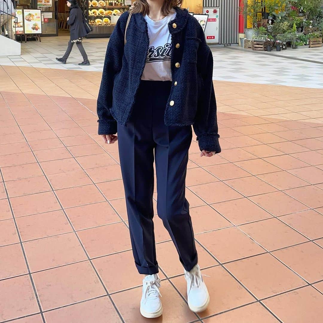 ERIさんのインスタグラム写真 - (ERIInstagram)「・ ・ 昨日はお気に入りのツイードジャケットに 久々のZARAハイウエストパンツの ネイビーコーデでした♡ ・ ・ ・ #シンプルコーデ#大人カジュアル#ワントーンコーデ #ネイビーコーデ#スニーカーコーデ#zara#hm#bottegaveneta#autry」11月8日 19時34分 - _____m.m.7114_