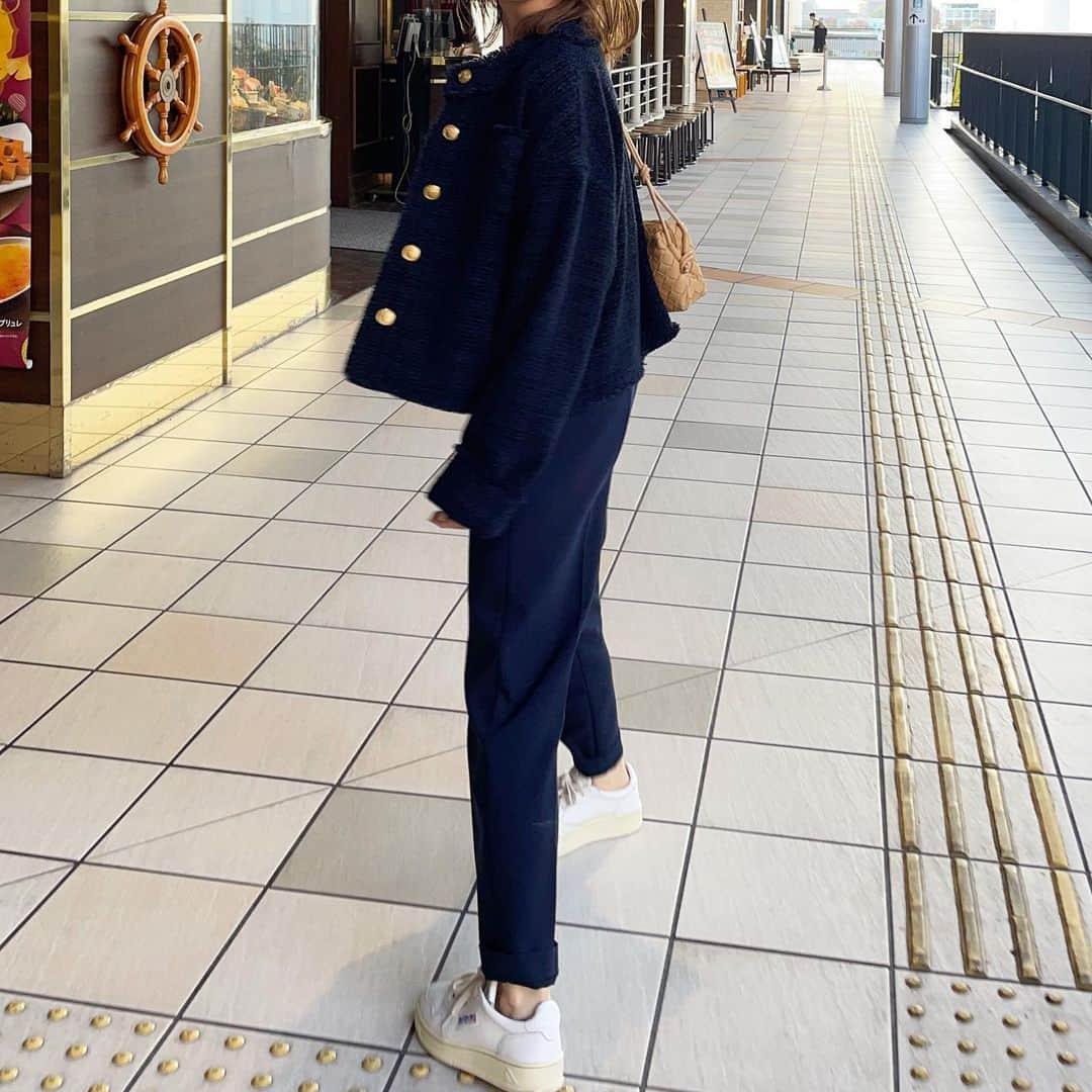 ERIさんのインスタグラム写真 - (ERIInstagram)「・ ・ 昨日はお気に入りのツイードジャケットに 久々のZARAハイウエストパンツの ネイビーコーデでした♡ ・ ・ ・ #シンプルコーデ#大人カジュアル#ワントーンコーデ #ネイビーコーデ#スニーカーコーデ#zara#hm#bottegaveneta#autry」11月8日 19時34分 - _____m.m.7114_