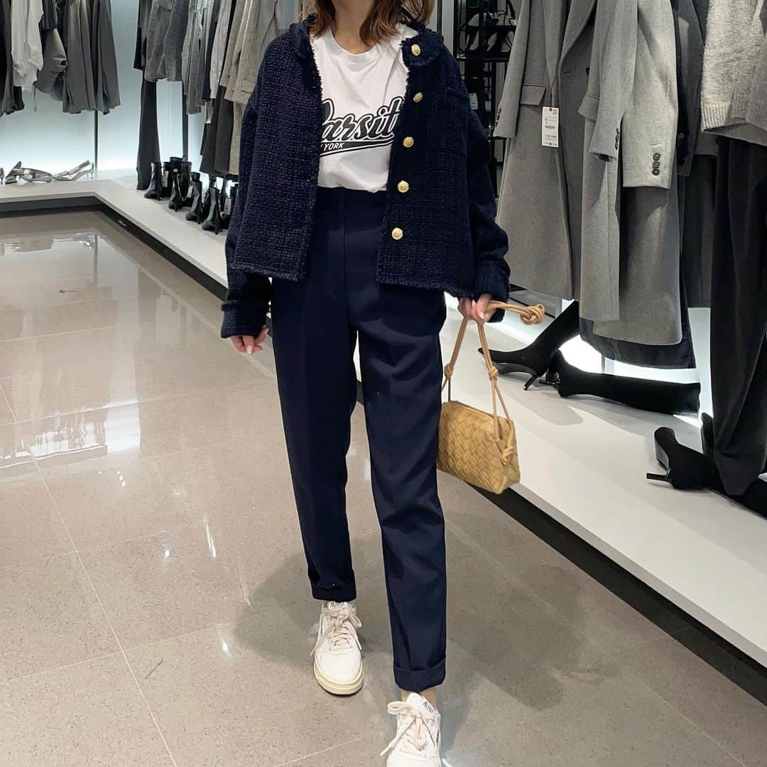 ERIさんのインスタグラム写真 - (ERIInstagram)「・ ・ 昨日はお気に入りのツイードジャケットに 久々のZARAハイウエストパンツの ネイビーコーデでした♡ ・ ・ ・ #シンプルコーデ#大人カジュアル#ワントーンコーデ #ネイビーコーデ#スニーカーコーデ#zara#hm#bottegaveneta#autry」11月8日 19時34分 - _____m.m.7114_