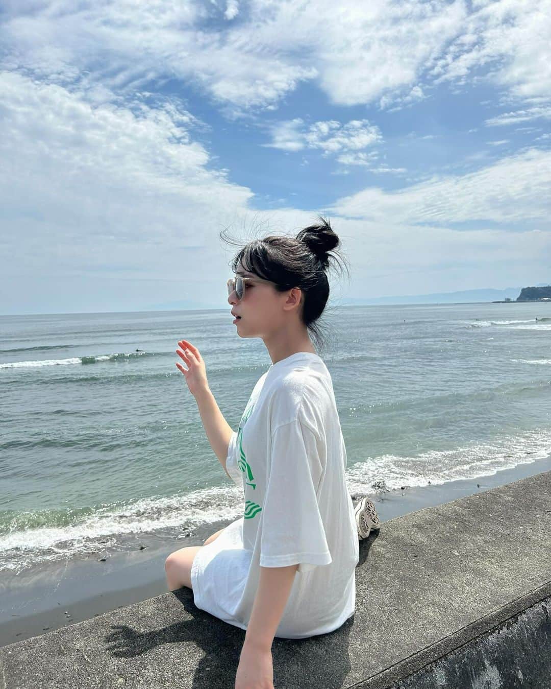 安田乙葉のインスタグラム：「私の地元は、すぐ近くに海があったから今でも海を見ると思い出してパワーをもらうんだぁ👶🏻🌊」