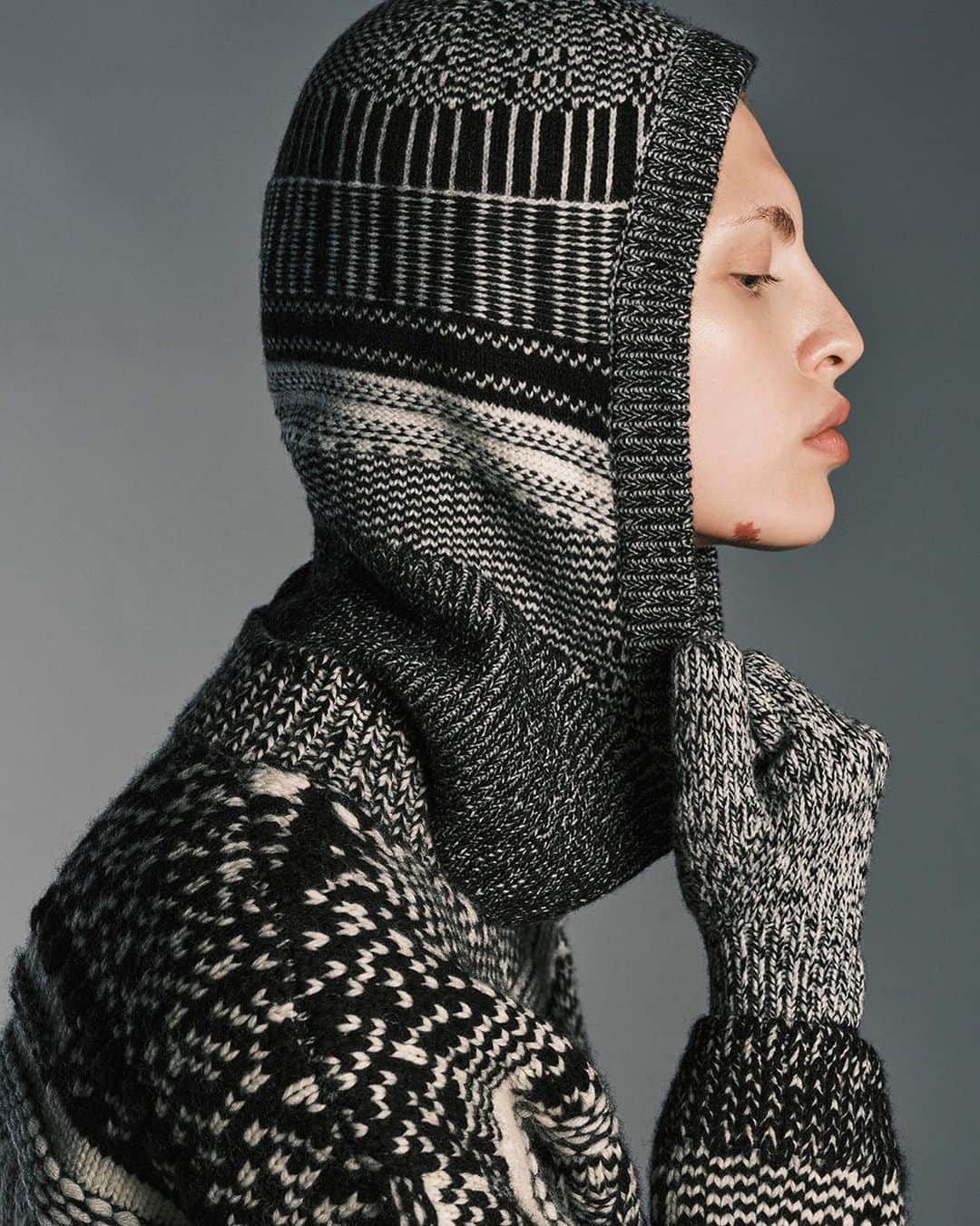 コスのインスタグラム：「Artisanal knits, contemporary shapes​  #COSWinter2023」
