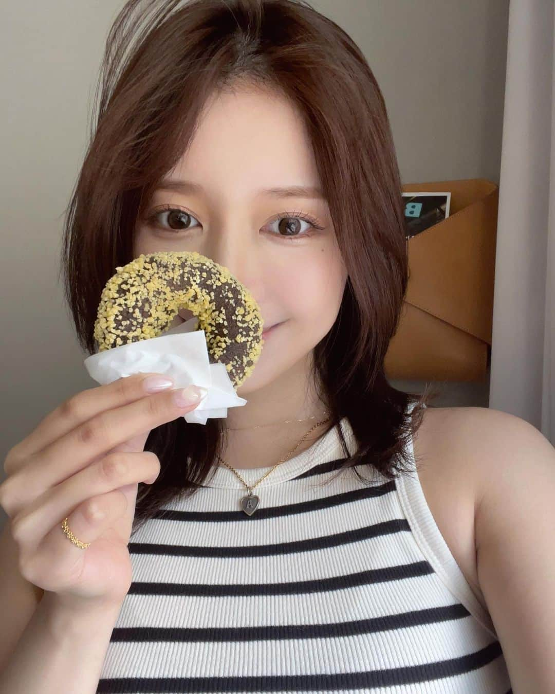 だにちゃんのインスタグラム：「ミスドでいちばん好きなゴールデンチョコレート🍩  チョコレートカラーの髪色も さらさらつやつやに仕上げていただきました🍫♡ いつもありがとうございますっ @xxkenstagramxx」