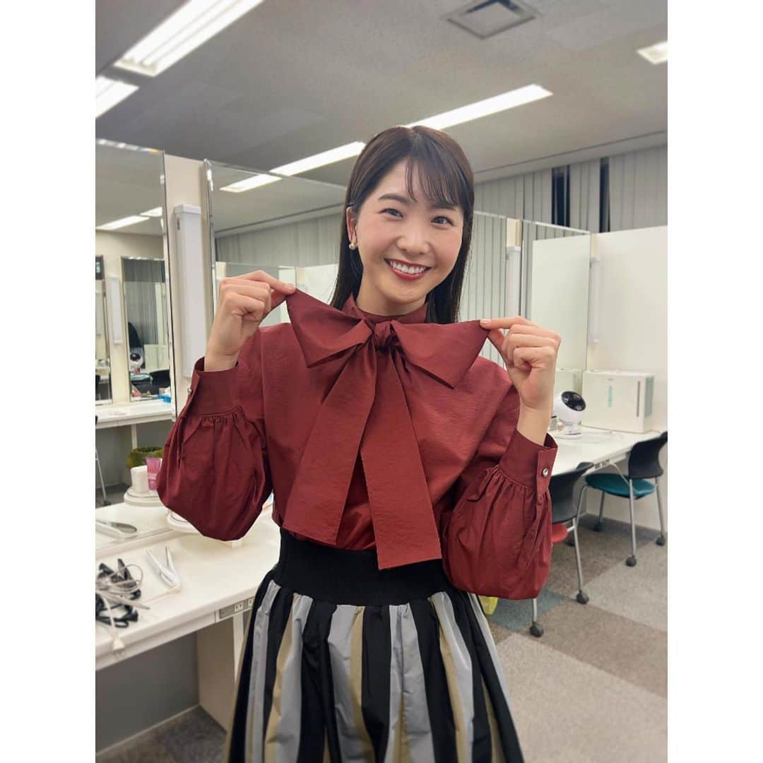 西尾菜々美のインスタグラム：「じゃじゃーん🎀  今日の衣装は大きなリボンが付いたトップス！ 普段はなかなか着ないラブリーなお洋服だったので テンションあがりました🤭❤️  中継でもお届けしましたが 今日から名駅周辺もクリスマスムード全開ですね🎄  自宅も少しずつクリスマスの装飾を始めようかな〜🤶  #メーテレ #ドデスカプラス #ドデプラ #アナウンサー #衣装」