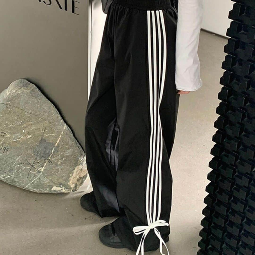 3rd Spring Official Instagramさんのインスタグラム写真 - (3rd Spring Official InstagramInstagram)「Today's New Item 🎱🤍🖤  🏷 Side Line Ribbon Wide Training Pants  サイドの4本ラインがスポーティーで サイドラインの下側に付いているリボン紐がポイント🎀  ナイロン素材でオールシーズン着用可能🙆🏻‍♀️✨  @3rdspring_official ZOZOTOWNにて発売中🔥 ブランド品番：kic-23p-015で検索🔍  ----------  #3rdspring #セレクトショップ #kicksewing #韓国ブランド #韓国通販 #韓国 #韓国ファッション #韓国コーデ #ファッション #レディースファッション #レディースコーデ #レディース服 #秋ファッション #秋コーデ #秋服 #冬ファッション #冬コーデ #冬服 #プチプラ #プチプラファッション」11月8日 21時00分 - 3rdspring_official