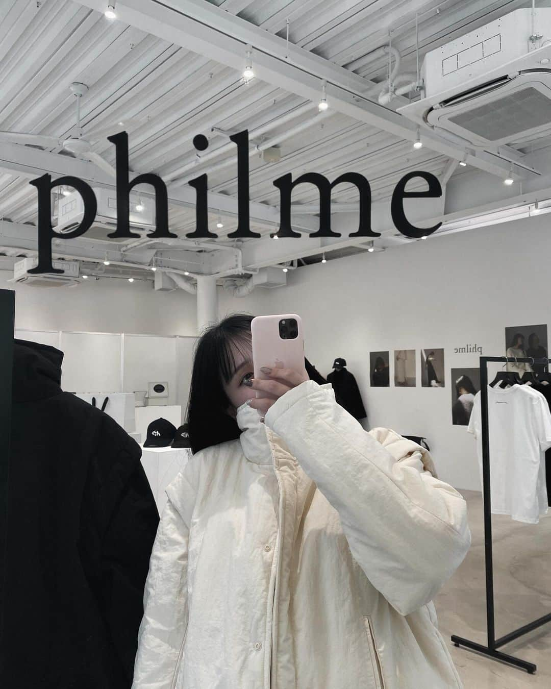 大園桃子さんのインスタグラム写真 - (大園桃子Instagram)「⁡ ⁡ philme 23 aw popup store ⁡ ご来店くださいました皆様 本当にありがとうございました🗣️🤍 ⁡ ⁡ 前回の1st popupは伊勢丹新宿店で 開催させていただき、伊勢丹さんのお力添えの元 大成功で終えることができました。 ⁡ 2nd popupを開催する時は 商業施設ではなくテナントで、自分たちの力で開催する。 ということが目標にありまして、、 ⁡ 準備は果てしなく、最終日の営業時間が終わる その瞬間まで不安もありましたが お客様ファーストでいてくれるスタッフのみんな、 優しくご丁寧なお客様方のご協力があり 今回も大成功を遂げることができました🤧❤️‍🔥 ⁡ お洋服の生地感だったりデザインを 実際にゆっくり見ていただいて 沢山のお褒めの言葉をいただきました。 ⁡ 良いものを。これからも自信を持って 皆様にお届けできるよう頑張っていきます！ ⁡ ⁡ 会場もphilme一色。 ⁡ ⁡ 毎回大変すぎると思ってしまうけど 素敵な思い出になるね〜、達成感だね〜 ⁡ ありがとうございました☺️」11月8日 19時37分 - o.momoko_official