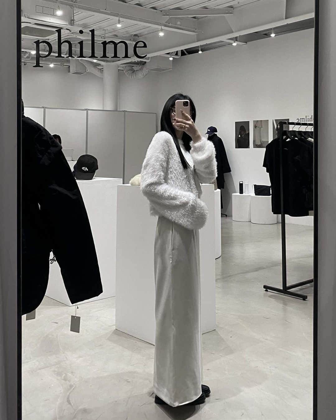 大園桃子さんのインスタグラム写真 - (大園桃子Instagram)「⁡ ⁡ philme 23 aw popup store ⁡ ご来店くださいました皆様 本当にありがとうございました🗣️🤍 ⁡ ⁡ 前回の1st popupは伊勢丹新宿店で 開催させていただき、伊勢丹さんのお力添えの元 大成功で終えることができました。 ⁡ 2nd popupを開催する時は 商業施設ではなくテナントで、自分たちの力で開催する。 ということが目標にありまして、、 ⁡ 準備は果てしなく、最終日の営業時間が終わる その瞬間まで不安もありましたが お客様ファーストでいてくれるスタッフのみんな、 優しくご丁寧なお客様方のご協力があり 今回も大成功を遂げることができました🤧❤️‍🔥 ⁡ お洋服の生地感だったりデザインを 実際にゆっくり見ていただいて 沢山のお褒めの言葉をいただきました。 ⁡ 良いものを。これからも自信を持って 皆様にお届けできるよう頑張っていきます！ ⁡ ⁡ 会場もphilme一色。 ⁡ ⁡ 毎回大変すぎると思ってしまうけど 素敵な思い出になるね〜、達成感だね〜 ⁡ ありがとうございました☺️」11月8日 19時37分 - o.momoko_official