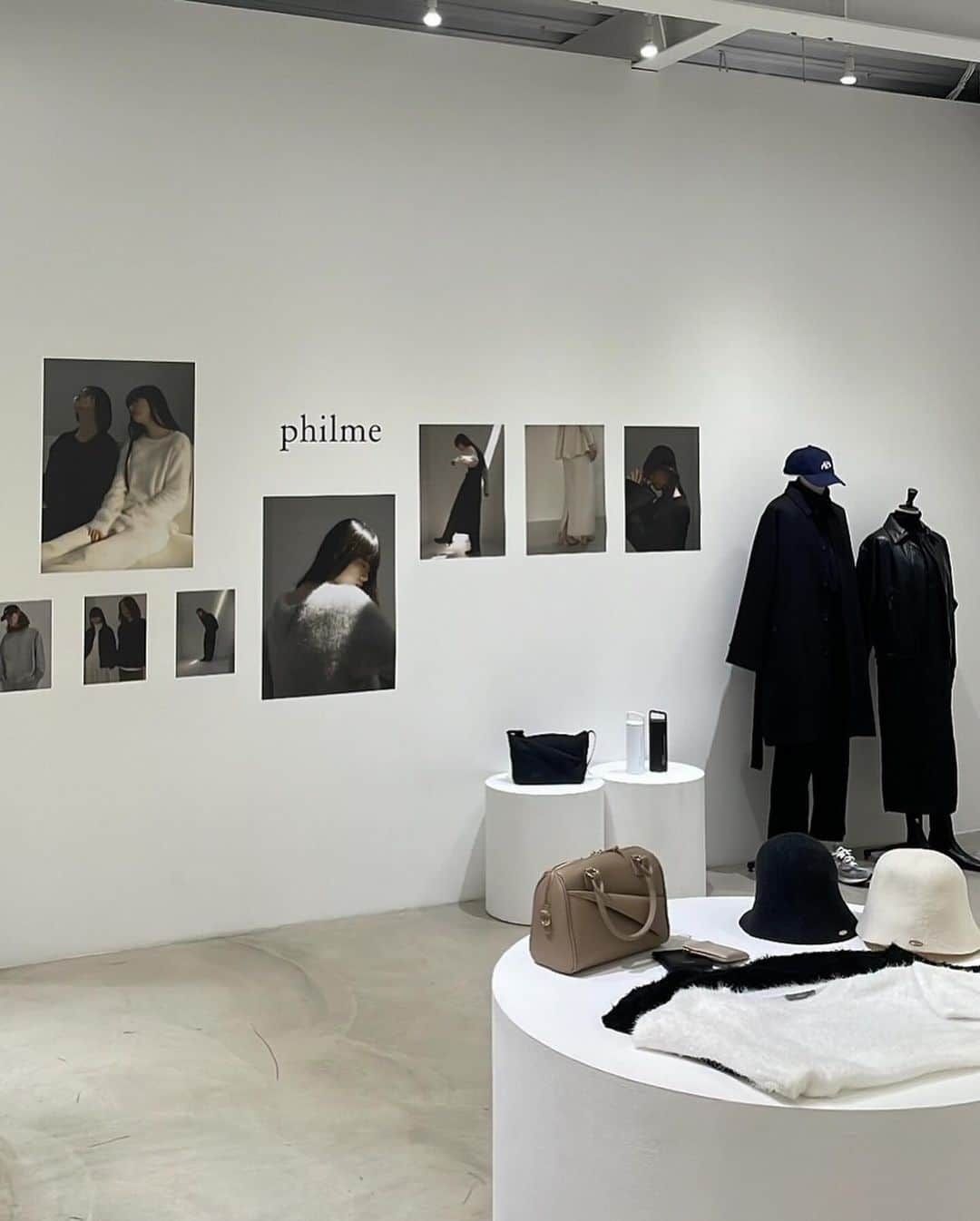 大園桃子さんのインスタグラム写真 - (大園桃子Instagram)「⁡ ⁡ philme 23 aw popup store ⁡ ご来店くださいました皆様 本当にありがとうございました🗣️🤍 ⁡ ⁡ 前回の1st popupは伊勢丹新宿店で 開催させていただき、伊勢丹さんのお力添えの元 大成功で終えることができました。 ⁡ 2nd popupを開催する時は 商業施設ではなくテナントで、自分たちの力で開催する。 ということが目標にありまして、、 ⁡ 準備は果てしなく、最終日の営業時間が終わる その瞬間まで不安もありましたが お客様ファーストでいてくれるスタッフのみんな、 優しくご丁寧なお客様方のご協力があり 今回も大成功を遂げることができました🤧❤️‍🔥 ⁡ お洋服の生地感だったりデザインを 実際にゆっくり見ていただいて 沢山のお褒めの言葉をいただきました。 ⁡ 良いものを。これからも自信を持って 皆様にお届けできるよう頑張っていきます！ ⁡ ⁡ 会場もphilme一色。 ⁡ ⁡ 毎回大変すぎると思ってしまうけど 素敵な思い出になるね〜、達成感だね〜 ⁡ ありがとうございました☺️」11月8日 19時37分 - o.momoko_official