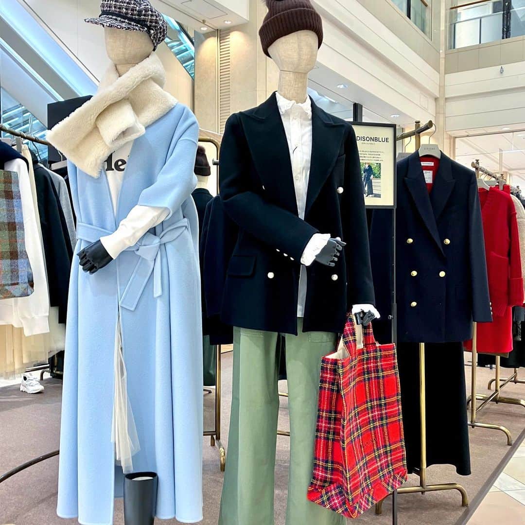daimarusapporoのインスタグラム：「1階 イベントスペースで〈#シジェームギンザ〉期間限定ショップを開催中！  国内外のブランドからアパレル・ファッション雑貨がそろうセレクトショップ〈シジェーム ギンザ〉。 これからの季節に活躍するファッションアイテムやバッグ、ジュエリーなどが登場しました🎄  店頭で目をひくのは、秋冬の着こなしが広がるアウターや鮮やかなカラーのニット🌈 一緒に合わせたいバッグやストールも、ここでしか出会えないデザインがたくさんです。  さらに今回は、道内初出店のジュエリーブランド〈アリータ〉やパリ発のハンドメイド雑貨ブランドなど、ギフトやごほうびにおすすめのアイテムも盛りだくさん🎁  ぜひ店頭でご覧ください！  ※11/14(火)まで  #大丸札幌 #セレクトショップ #アウター #コート #ジャケット #ニット #ハンドバッグ #マフラー」