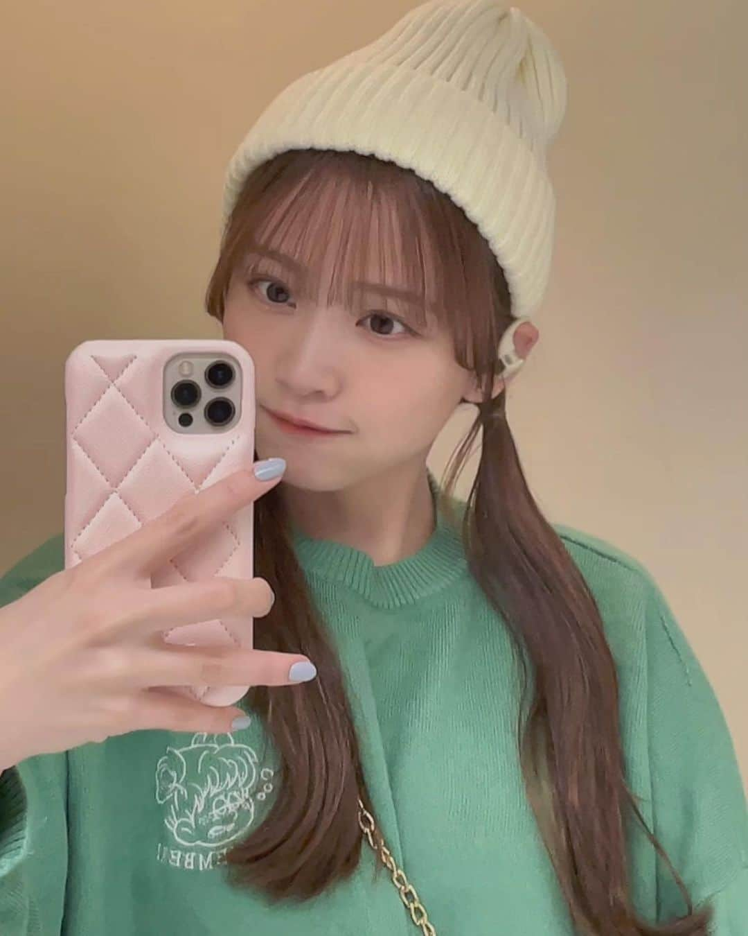 中村果蓮のインスタグラム：「あいたいね🧣🌨 スマホケース新しくなった！かわいい‎🤍 ・ ・  #iphoneケース  #スマホケース #ニット  #ニット帽  #秋コーデ  #帽子コーデ  #ロングヘア  #ツインテール  #ゆるコーデ #japan  #fyp  #01」