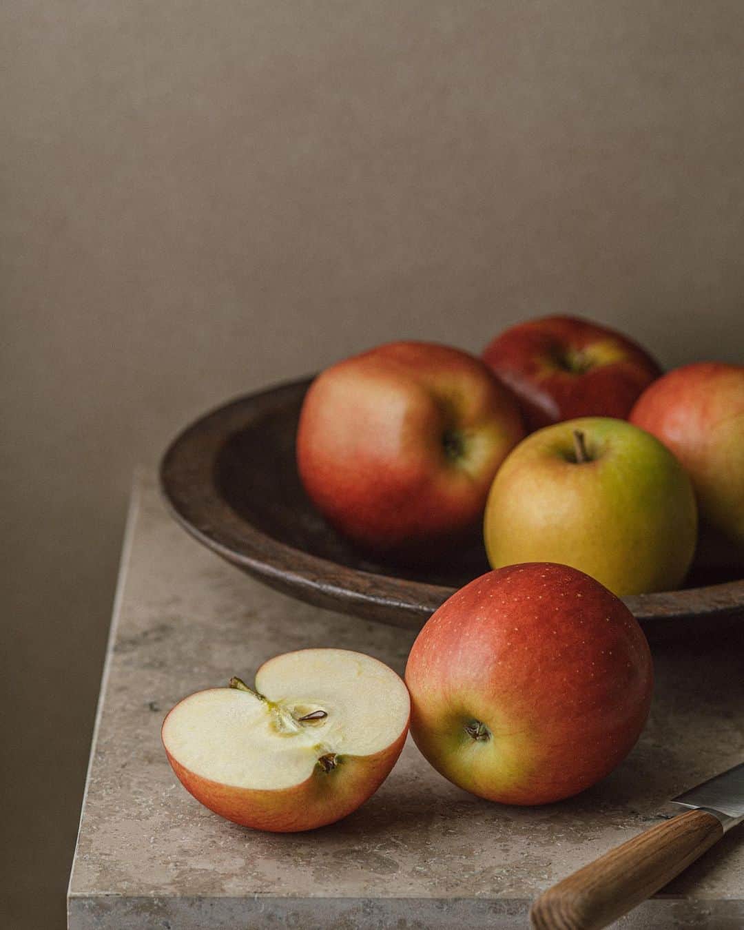 Nanaのインスタグラム：「still life with apples  前に上げたりんごの別カット。  ライティングや構図、スタイリングの技術よりも思想を大事にしたいと思う。  #静物写真 #テーブルフォト #stilllifephotography #fruitsphotography  #果物」