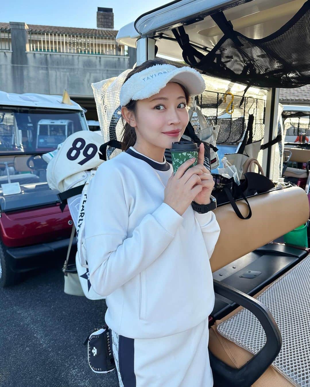 高木由梨奈のインスタグラム：「この前ベスト更新した✌️🏌️‍♀️ 47.43で90でした✨ そんな日もあるし111叩く日もあるし ゴルフっておもしろいね〜☺️  ウェアは去年買った @taylormade_golf_japan_apparel_ の🤍 着心地良くてお気に入りすぎて練習行く時とかも着てる🤣✌️  #ゴルフ女子 #ゴルフウェア #ゴルフコーデ」