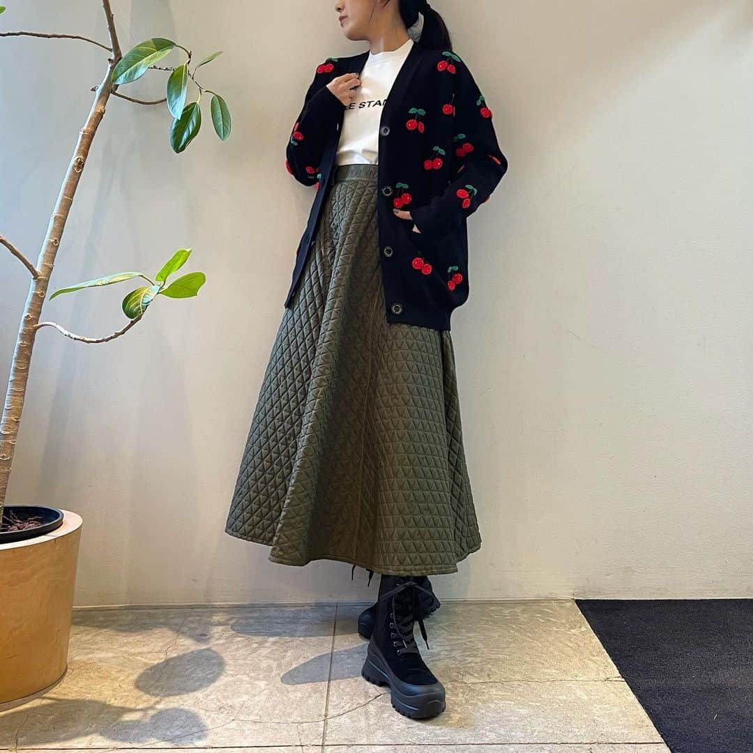 Sov青山さんのインスタグラム写真 - (Sov青山Instagram)「☑︎NEW ARRIVAL  【DOUBLE STANDARD CLOTHING】  ✔︎ cardigan price:¥35,200-taxin color:ブラック size:free  ✔︎ knit price:¥30,800-taxin color:オフ、ピンク、ブラック size:36,38  ✔︎ skirt price:¥41,800-taxin color:カーキ、ブラック size:36,38   立体感のあるチェリー刺繍が施されたカーディガンは、メンズライクなオーバーシルエットに仕上がっております。 ヒップが隠れる丈感で合わせるボトムを選びません◎  インナーのロゴニットは定番のSNOWY糸を使用 チクチク感なく滑らかな着心地かつ、シンプルデザインなのでデイリーに着こなせます。  合わせたボトムは、弱撥水加工が施されたナイロンスカート キルティングの様な凹凸感が特徴です。 ボリューム感のあるシルエットながらも、軽い履き心地でインパクトあるカジュアルコーデが楽しめます。  着用staff（160cm）  ▶︎Ameba Blog プロフィールのURLからご覧頂けます。  ▷Open 11:00〜Close 20:00 〔日曜定休〕 ℡03-3401-3770  #doublestandardclothing#sov#sovaoyama #ダブスタ#ソブ#青山#路面店 #2023#aw#autumn#newarrivals#staffcode#ootd #秋物#秋コーデ#新作#スタッフコーデ #チェリー柄#ニット#カーディガン#ロゴニット#フレアスカート#キルティング#ディボック加工」11月8日 19時39分 - sov.aoyama