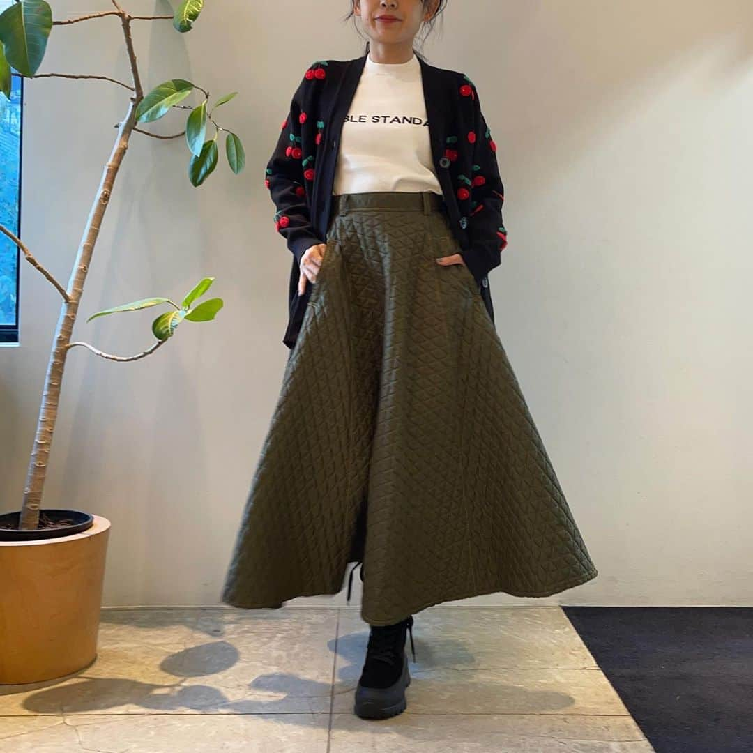 Sov青山さんのインスタグラム写真 - (Sov青山Instagram)「☑︎NEW ARRIVAL  【DOUBLE STANDARD CLOTHING】  ✔︎ cardigan price:¥35,200-taxin color:ブラック size:free  ✔︎ knit price:¥30,800-taxin color:オフ、ピンク、ブラック size:36,38  ✔︎ skirt price:¥41,800-taxin color:カーキ、ブラック size:36,38   立体感のあるチェリー刺繍が施されたカーディガンは、メンズライクなオーバーシルエットに仕上がっております。 ヒップが隠れる丈感で合わせるボトムを選びません◎  インナーのロゴニットは定番のSNOWY糸を使用 チクチク感なく滑らかな着心地かつ、シンプルデザインなのでデイリーに着こなせます。  合わせたボトムは、弱撥水加工が施されたナイロンスカート キルティングの様な凹凸感が特徴です。 ボリューム感のあるシルエットながらも、軽い履き心地でインパクトあるカジュアルコーデが楽しめます。  着用staff（160cm）  ▶︎Ameba Blog プロフィールのURLからご覧頂けます。  ▷Open 11:00〜Close 20:00 〔日曜定休〕 ℡03-3401-3770  #doublestandardclothing#sov#sovaoyama #ダブスタ#ソブ#青山#路面店 #2023#aw#autumn#newarrivals#staffcode#ootd #秋物#秋コーデ#新作#スタッフコーデ #チェリー柄#ニット#カーディガン#ロゴニット#フレアスカート#キルティング#ディボック加工」11月8日 19時39分 - sov.aoyama