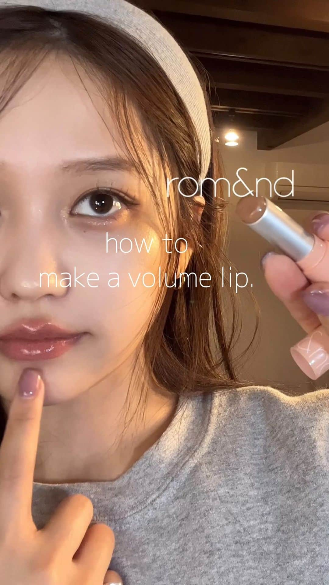 伊藤愛のインスタグラム：「How to make a volume lip🫦  @romand_jp  @romandyou   #ロムアンド#romand #韓国コスメ#韓国メイク#リップティント#マットリップ#シアーリップ#メイク動画#おすすめコスメ#ブラウンリップ#オレンジリップ#makeup#lipstic#ジューシーラスティングティント#グラスティングメルティングバーム#マットメイトペンシル#ロムアンドリップ」