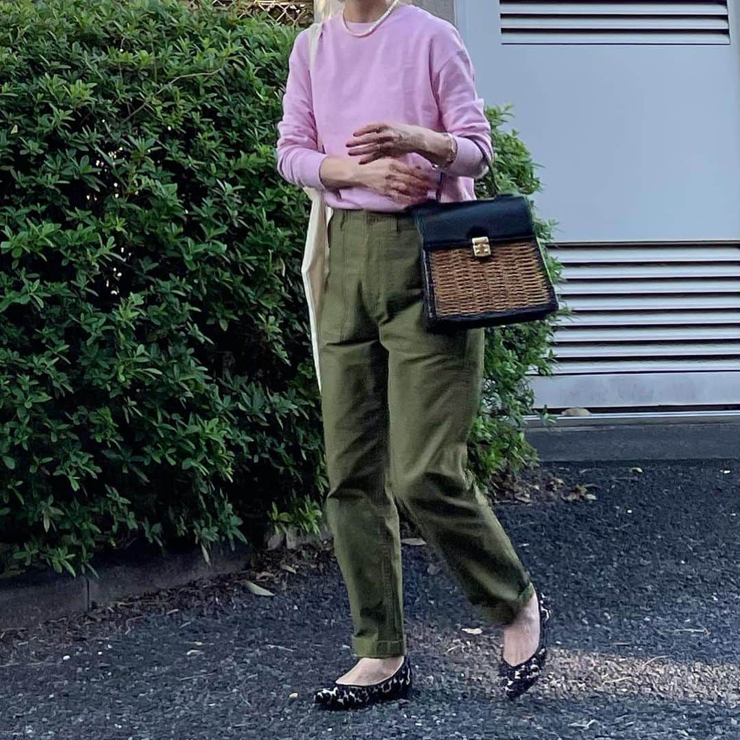 canariaのインスタグラム：「_  ネイルがピンクだったので、 ピンクのスウェットで。  tops #canaria_style pants #plage shoes #lottadesign  necklace #canariaaccessory  bag #ebagos  #アラフィフファッション #50代ファッション #大人カジュアル #canariacoordinates」