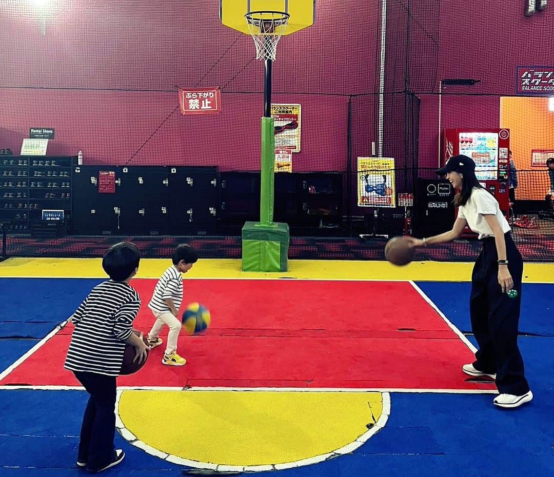 安田美沙子さんのインスタグラム写真 - (安田美沙子Instagram)「家族でめっちゃ遊んだ日⛹️  最初は、車を見に行って、塗り絵をしたり！ その後お台場でバスケをしました🏀  バスケ部だった私、夢中やけど全然入ってない😂  息子、いつのまにかボールをつくのがさまになってきた！  背がやっぱり小さいから、小さくても練習できるコートを探そうかな🏀  次男はパンダの🐼アイスクリームにご満悦でした🤍  こんな遊んでくれるのもきっと、いまのうち🥹  #boys #brothers #3yearsold  #6yearsold  #family #すいません投稿しなおしです！」11月8日 19時42分 - yasuda_misako