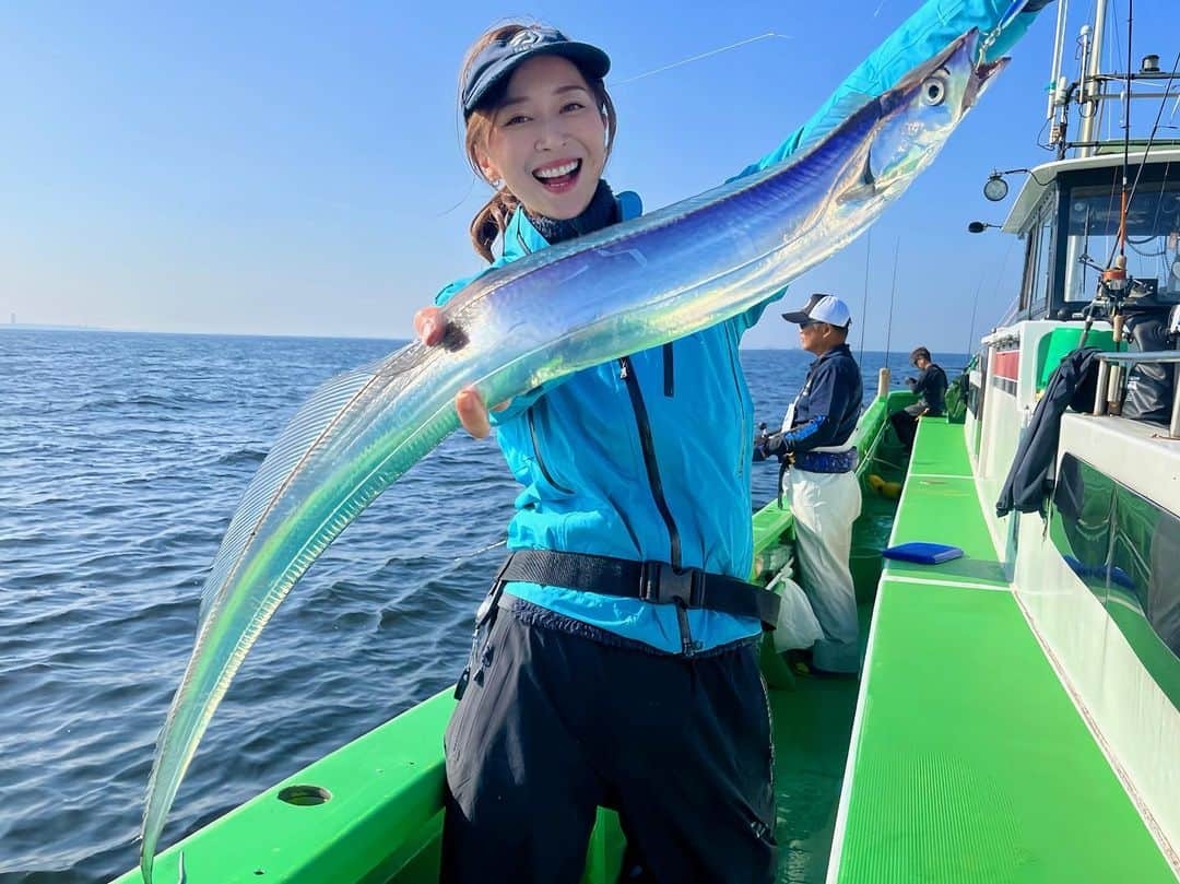 富士村彩花のインスタグラム：「・  この前、サワラ船で獲れた湾奥 極太タチウオ✨  水深20m以下にこんなタチウオが潜んでるってスゴイ話ですよねぇ〜めちゃめちゃ引いたもん🥺 ちょっと潜ったら見えたりするのかな…？？ ダイビングしてみたいような、みたくないような…（笑）  ギトギトとまではいかないけども上品な脂がしっとり乗ってくれてたので、炙りと塩焼きで美味しくいただきました☺️💕  ーーーーーーーーーーーーーーーーーー ⁡ #釣りガール  #釣り女子  #釣りたガール  #釣りモデル  #釣り女  #道産子アングラー  #釣り好き  #船釣り  #海釣り  #釣りが好き #オフショア #釣り好きと繋がりたい #釣り好きな人と繋がりたい  #fishinggirl #DAIWA #ダイワ #船最前線 #タチウオ #タチウオジギング #ジギング #タチウオ釣り #ルアー #TGベイト #ミノー #富士村彩花」