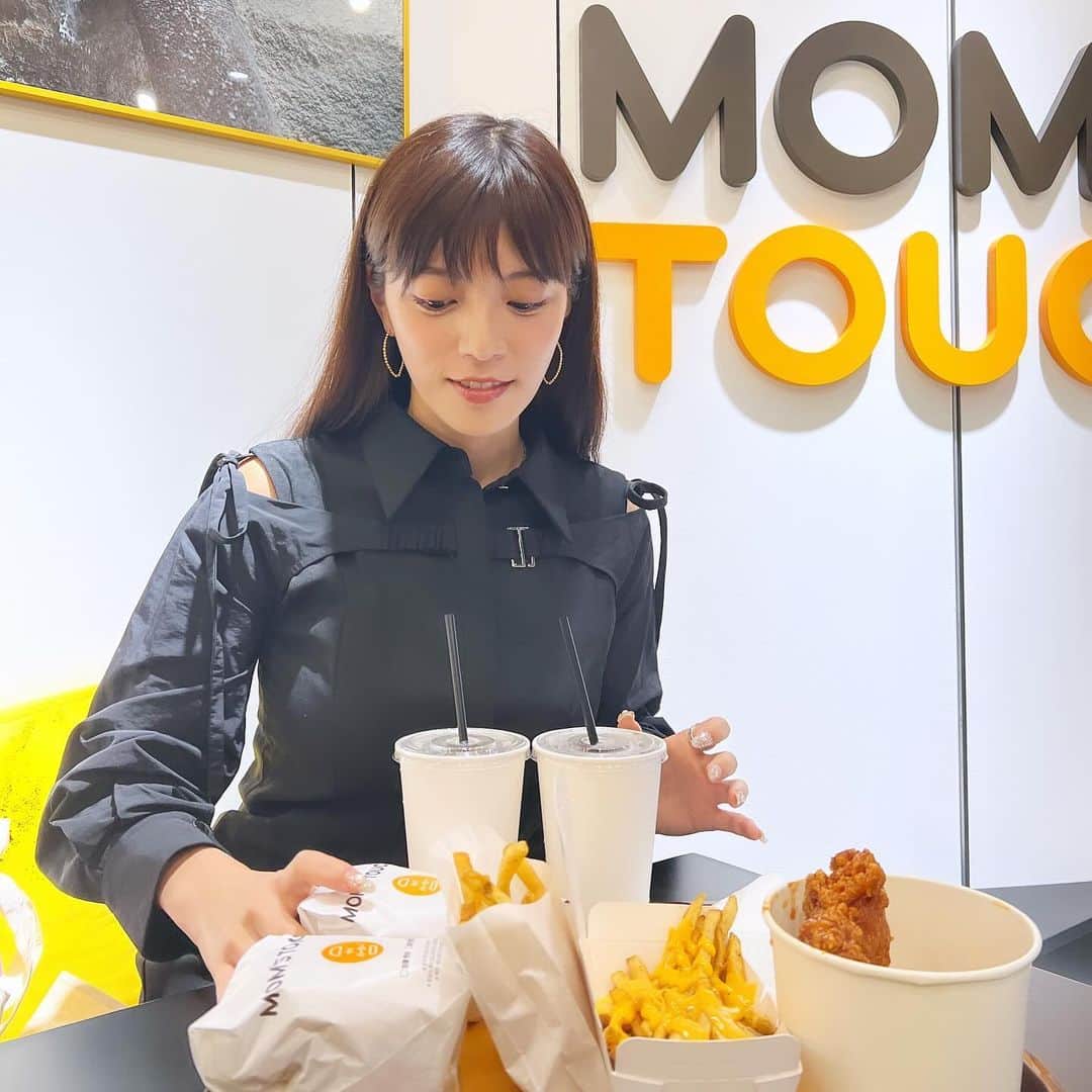 三谷紬さんのインスタグラム写真 - (三谷紬Instagram)「🍔🍗 ねおとハンバーガー‼︎ 韓国発のハンバーガー屋さん、 奇跡的に予約が取れたので行ってきました♡ 韓国らしいな、と思ったのが サブメニューにヤンニョムチキンがあること。 迷わず頼んだ結果、食べすぎました🫠 * #韓国#korea#ハンバーガー#hamburger#🍔#ヤンニョムチキン#サイバーガー#チキン#chicken#渋谷#shibuya#ねお#週#何回#も#会う#親友#テレビ朝日#アナウンサー#三谷紬」11月8日 19時43分 - mitani_tsumugi