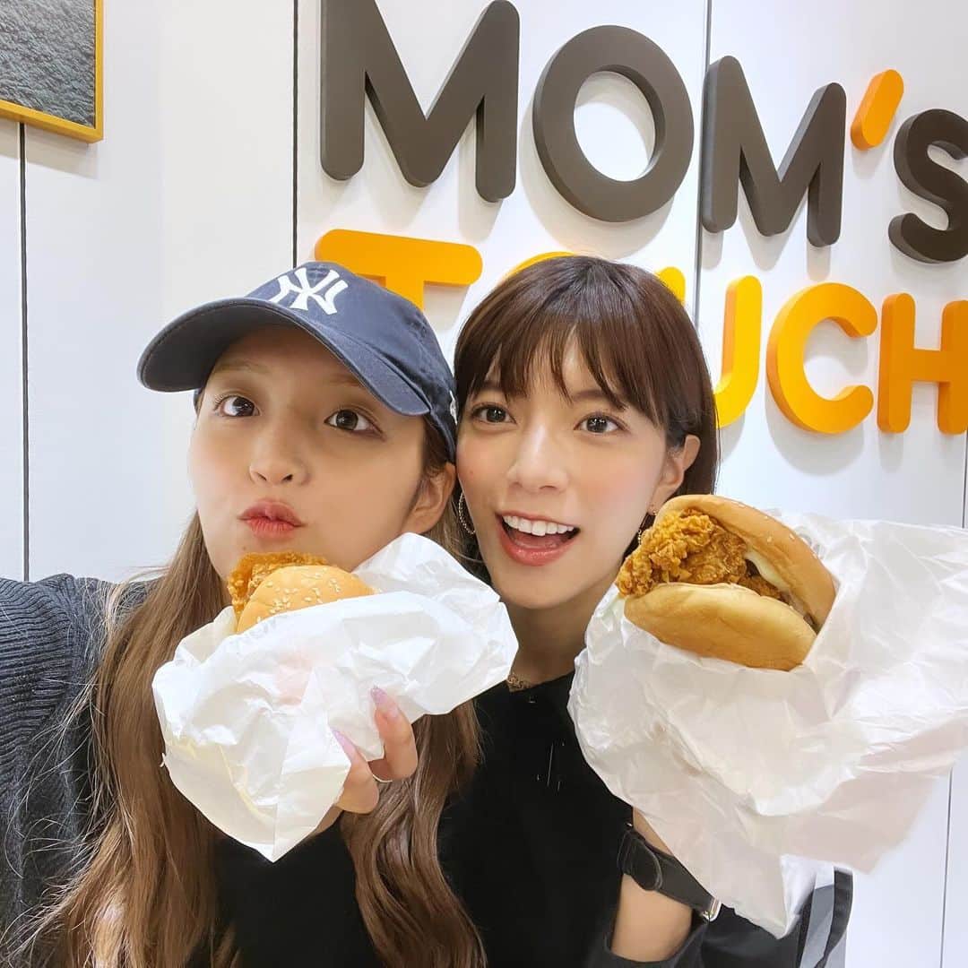 三谷紬さんのインスタグラム写真 - (三谷紬Instagram)「🍔🍗 ねおとハンバーガー‼︎ 韓国発のハンバーガー屋さん、 奇跡的に予約が取れたので行ってきました♡ 韓国らしいな、と思ったのが サブメニューにヤンニョムチキンがあること。 迷わず頼んだ結果、食べすぎました🫠 * #韓国#korea#ハンバーガー#hamburger#🍔#ヤンニョムチキン#サイバーガー#チキン#chicken#渋谷#shibuya#ねお#週#何回#も#会う#親友#テレビ朝日#アナウンサー#三谷紬」11月8日 19時43分 - mitani_tsumugi