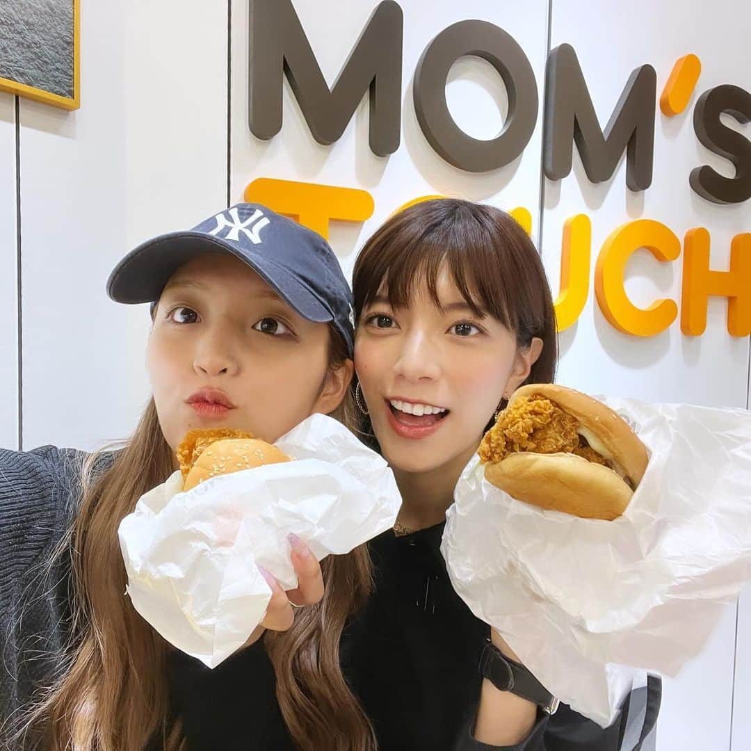 三谷紬のインスタグラム：「🍔🍗 ねおとハンバーガー‼︎ 韓国発のハンバーガー屋さん、 奇跡的に予約が取れたので行ってきました♡ 韓国らしいな、と思ったのが サブメニューにヤンニョムチキンがあること。 迷わず頼んだ結果、食べすぎました🫠 * #韓国#korea#ハンバーガー#hamburger#🍔#ヤンニョムチキン#サイバーガー#チキン#chicken#渋谷#shibuya#ねお#週#何回#も#会う#親友#テレビ朝日#アナウンサー#三谷紬」