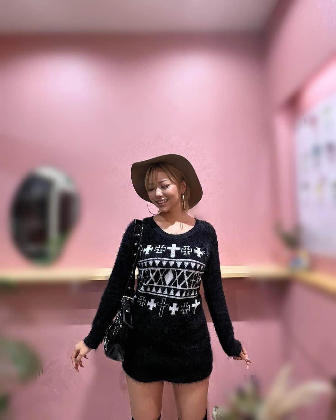 AiRi（前川愛莉）のインスタグラム：「. . オフで顔うすいけど服懐いから投稿しちゃう 服はね昔のぎゃるぶらんどのやつもう廃盤なってないけど このぶらんどだーーいすきやったからたまに着てる🥲💭 かぞくでバッティング、ゲーセン、カラオケ、ごはんって ゆー平凡な日だたよこの前📷🌈 今月意外と地元にいること多いや🚼 . . . . . #egg #ギャル #ダンサー #ゲーセン #カラオケ #バッティング  #instagood #family #makeup #fashion #昔のブランド」