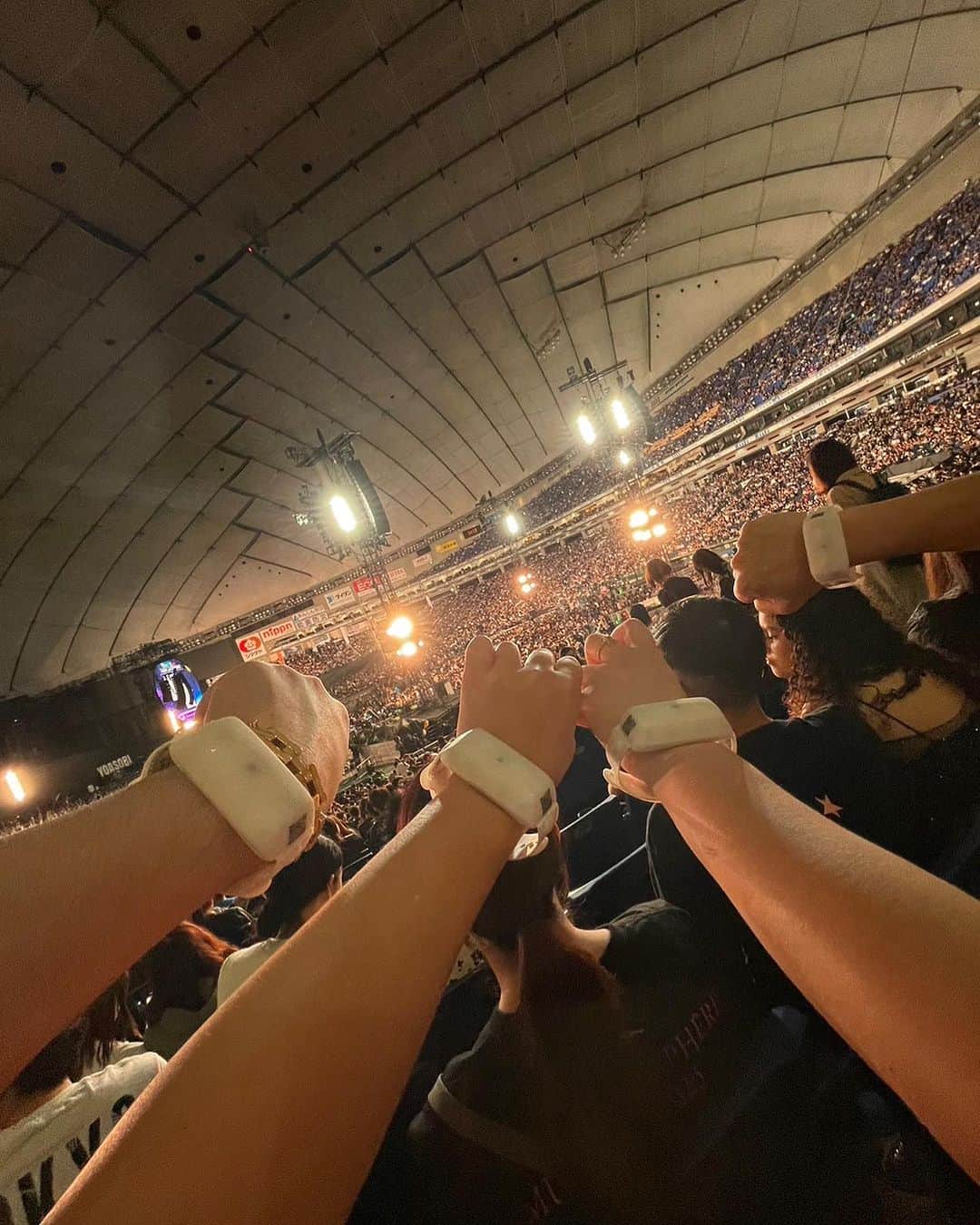 犬束ひとみのインスタグラム：「🎧 素敵な仲間と観るColdplayは 最高でした✨」