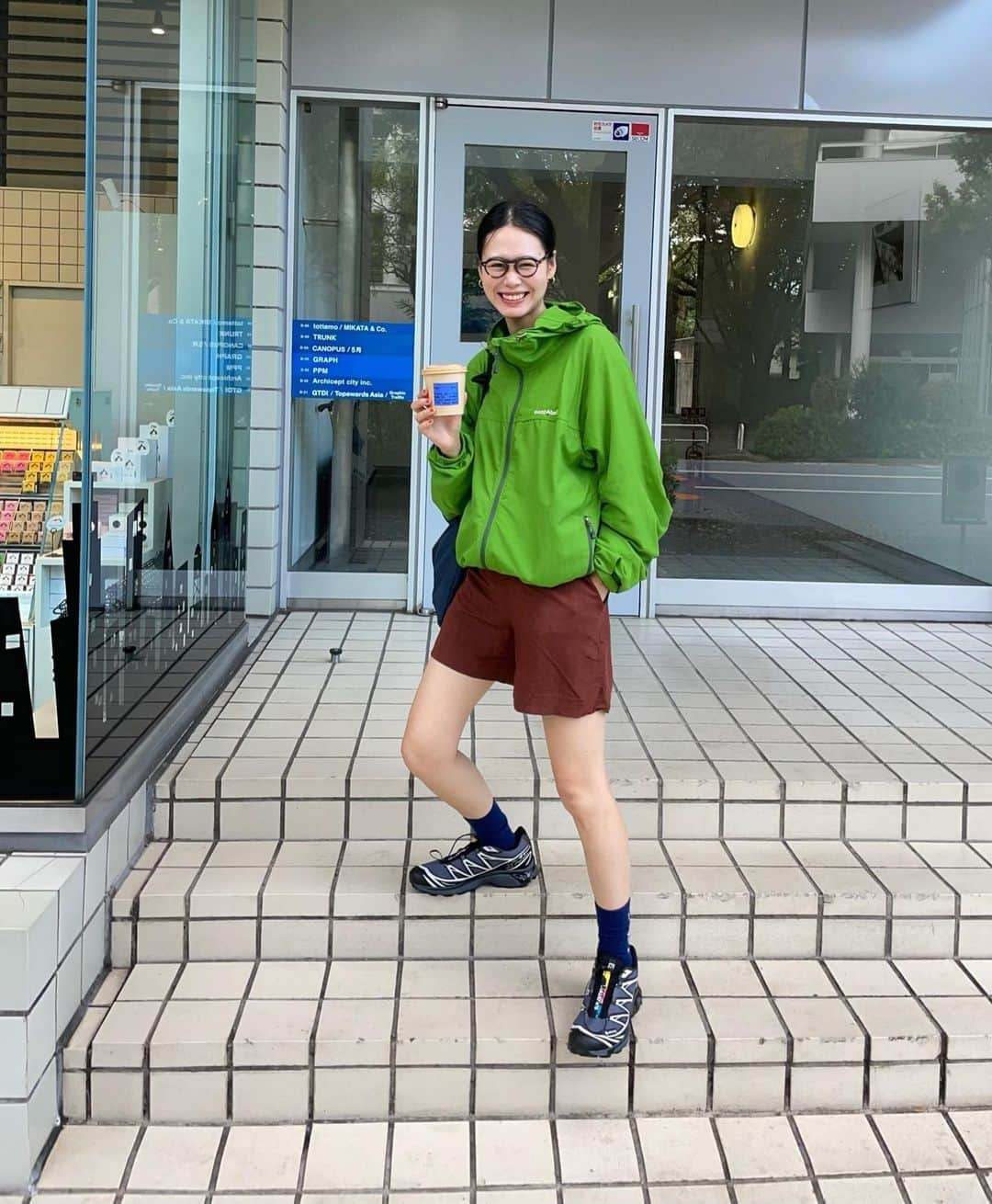 田中シェンのインスタグラム：「聞いて驚くな❗️ 年末年始の実家は意外とやることないぞ、  Tops @montbell_official  Pants @stevenalan  Shoes @salomon  Glasses @guepard_jp  Shirts @yaeca.ikkaku  Bag @fredrikpackers   本日夜は水曜日のダウンタウンがあるので、 珍しくTver をリアルタイムで視聴してる人😎 ジャイアンツ帽子vsヤンキース帽子の草野球対決 が好きでした‼️ヤンキース帽持ってたのにー！ と謎に家で悔しがってった(出たかった)  今日は代官山散歩っ🚶‍♀️))) _______________________________  #代官山散歩  @omusubi_cafe  _______________________________  美味しいおにぎりが食べたい‼️ と渋谷からバスに乗ったこちら🚌 個人的に代官山、中目黒エリアは電車よりバス 移動が楽です‼️駅からは少し離れてるから注意👀 ランチで「スタンダードセット」を。 おむすび一個と主菜、副菜が選べて味噌汁と甘味 がついてくる大満足そうなやつ🍙🤤 ご飯を玄米に変えてみたのですが、どうやら 私はやっぱりおにぎりは白米が好きみたいです。 頼んでから目の前で握ってくれるのと副菜で 選んだ鯖と玉ねぎの南蛮漬けが美味しかった🙆🏻‍♀️  _______________________________  #アートブック  @saltandpepper223  _______________________________  おにぎりカフェから徒歩8分のところ になるアートと噂なこちら💁‍♀️ 実はまふだ一回も行けてなくて、 毎回定休日か、臨時休業なんです🥹 縁がないなら...つないでみせる‼️ また行ってみます☺️ラッキーで 空いてたらぜひ入ってみてください🫛 _______________________________  #代官山カフェ巡り  @cirty_30  _______________________________  最後は代官山駅出て3秒で着けるこちらの 新複合施設🆕 #フォレストゲート代官山  できたてホヤホヤすぎてまだ 空いてない店がたくさん！2024の年明けには ブルーボトルもはいるみたい‼️楽しみ😊 ブルーのロゴや、店内の植物園みたいな雰囲気 がとても気持ち良いこちらのカフェ☕️ おにぎり食べたからアイスオーツミルクラテ しか飲まなかっためどエスプレッソ濃いめで 私は大好きでした🤤💕 席数多めだけど、駅近なのもあって平日でも 満席気味だからテイクアウトして飲むのおすすめ‼️ ⚠️テイクアウトのカップが紙製だから すぐヘナっちゃうの、事故る前に(服ついたり) 飲み干したほうが良さそう⚠️ _______________________________  Very 🆕 landmark is born in #daikanyama Called #forestgatedaikanyama . Too fresh, that many store is not open yet  ( like @bluebottlejapan opens 2024 January) I went to cafe called @cirty_30 which was located  In this mall. Very clean, fresh vegitation. Almost  Like a botanical garden. Many seats, good stay. One thing u have to notice is that , when u take out Coffe , the cap is made out of paper (for sastinability) So it won’t hold too long . But oats milk late  I ordered was EXCELLENT 🙆🏻‍♀️☕️💕‼️ _______________________________ #代官山ランチ #代官山モーニング #代官山デート  #代官山スイーツ #恵比寿さんぽ #中目黒カフェ巡り  #montbelljacket #グリーンジャケット  #秋こーで　 #メンズファッションコーディネート  #秋メンズコーデ #シティボーイファッション  #アウトドアファッションが好き  #ストリートコーデメンズ #日本旅行✈️  #東京観光🗼 #東京旅行✈️  #가을패션추천 #여자코디 #셀피 #셀카  #맛집 #먹방 #패션스타그램일상」