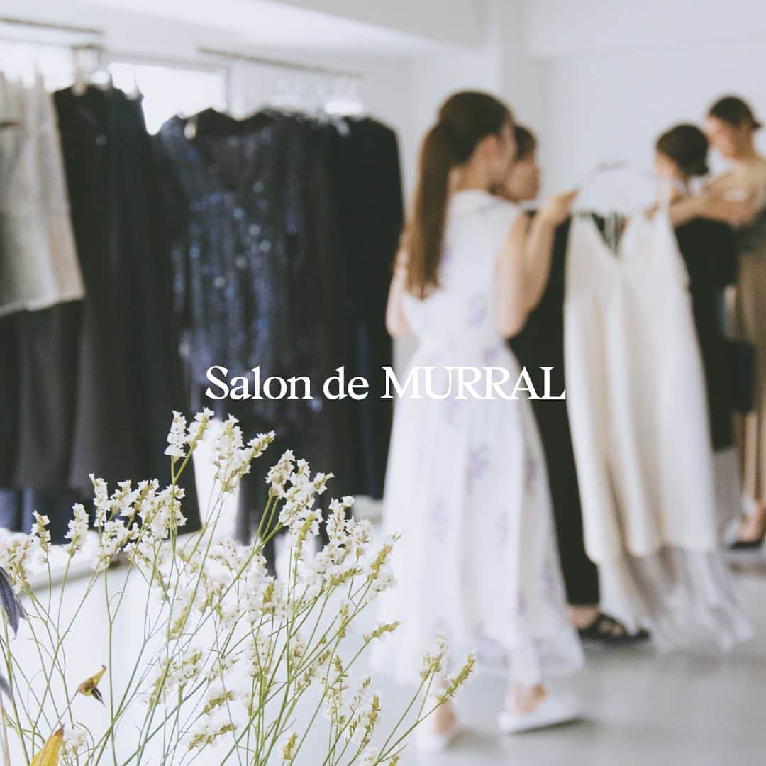 M U R R A Lのインスタグラム：「. Salon de MURRALは、毎月開催されるMURRALの世界観が詰まったおもてなしの場です。  11月は代官山と渋谷PARCOの2か所で開催いたします。  11月のSalon de MURRALは、23秋冬コレクションの全てのデリバリーが揃います。  11月代官山Salon de MURRALご来場のお客様へ、あたたまるホットドリンクをご用意しております。  また、会場限定アイテムのNap bagや、お土産のスワッチカードなどもご用意しております。  Salon de MURRALでの時間をお楽しみください。  【11月 Salon de MURRAL in TOKYO】  ■開催日時  11/11(Sat.) 10:00-19:00  11/12(Sun.) 10:00-17:00  ■開催場所  東京都渋谷区猿楽町2-13　F93 Daikanyama 5階  #MURRAL #salondemurral  #23FW」