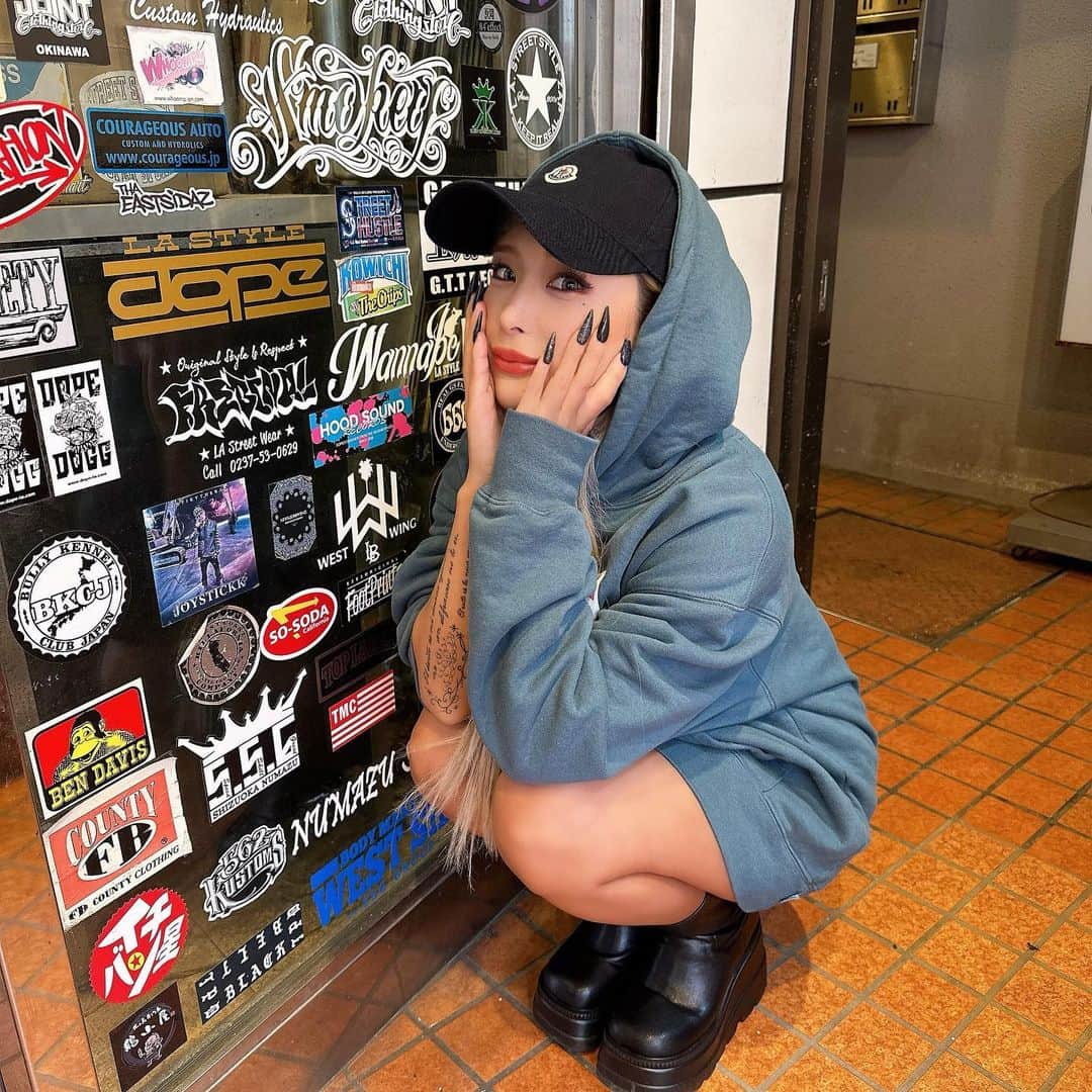 あちゅのインスタグラム：「何年通ってるか分からない場所🫡  ASKのMVPグッズは毎年ここで調達 して皆んなにばら撒いてました💙💙 (ここ数年やってないけど笑)  ASKステッカーも貼っていいかな笑 (いいわけがないw)  #dope #fashion #code #ootd」