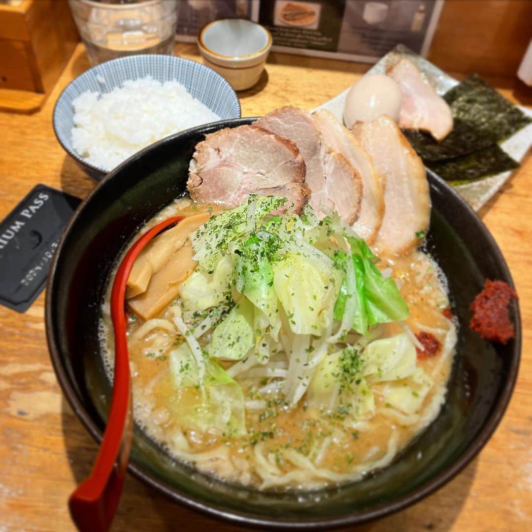 木村ひさしのインスタグラム：「最高のおっさんの晩ごはん。 らー麺たかはし ”得”製焼きあご味噌らー麺＋白飯 プレミアムパスを使って白飯→炙りチャーシュー丼と思ったら更にトッピングが付いて来た。よくわかんないけどプレミアム感あり #最高のおっさんのラーメン #2024チャレンジ第一弾」