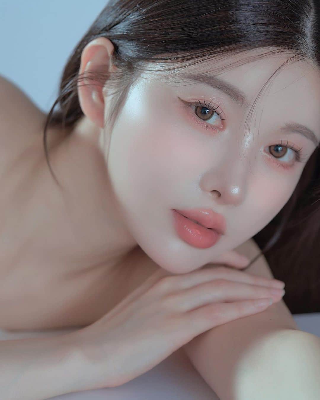 のインスタグラム：「アイコン変えたくてナチュラルな感じで撮影してみた♡♡ 何枚目にするか悩みすぎて禿げそうなので 皆の意見教えて（ ; ; ）  多かったやつアイコンにする😗⚠️🩷  #韓国メイク#韓国写真館#ナチュラルメイク」