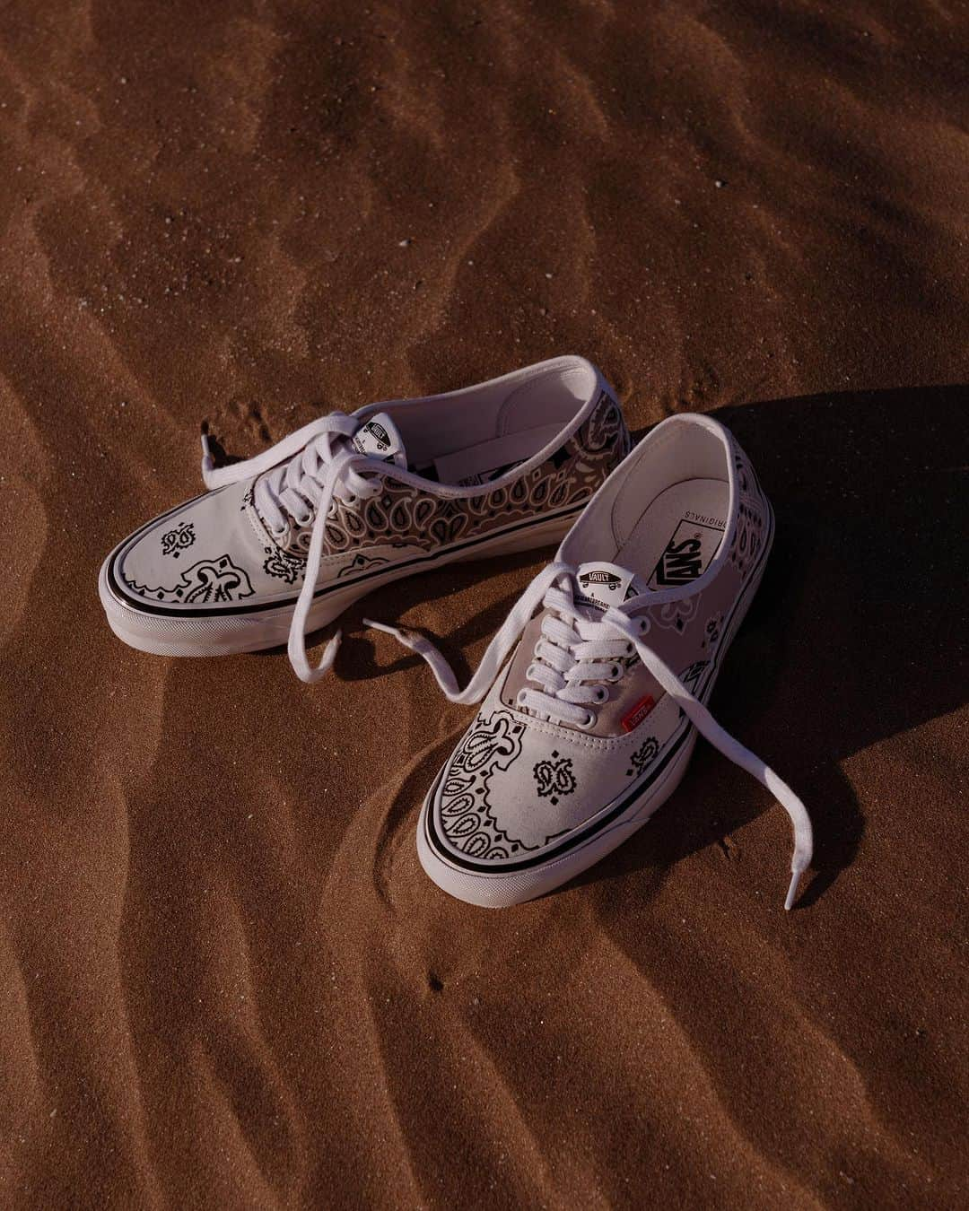 ベドウィンさんのインスタグラム写真 - (ベドウィンInstagram)「VAULT by VANS x BEDWIN & THE HEARTBREAKERS  UA OG AUTHENTIC LX KNU SKOOL VLT LX  The release schedule is as follows.  Nov 16th 12pm Pre-launch at BEDWIN & THE HEARTBREAKERS Online Store & DAYZ MIYASHITA PARK*  Nov 17th 12pm Launch at BEDWIN & THE HEARTBREAKERS Dealers  * How to sell on DAYZ Please wait for an announcement from DAYZ for more details on sales!  下記日程にて発売いたします。  11月16日(木) 12時 BEDWIN & THE HEARTBREAKERSオンラインストア、DAYZ MIYASHITA PARKにて先行発売*  11月17日(金) 12時 BEDWIN & THE HEARTBREAKERS取扱店様各位より発売開始  * DAYZでの発売について 詳しい販売方法はDAYZからのお知らせをお待ちくださいませ。  #vaultandtheheartbreakers  Photographer / Ryunosuke Kanaya @rynsk_kny  Videographer / Udai @udai65  Hair & Make / Sakie Miura @sakiemiura  Stylist / Kei Hashimoto @_hsmt  Model / LEN @len.5 / DEIWON @agneskruel / NINA @nihhna  Direction/Production / Jennifer Rabenitas @jenniferrabenitas  @vans @vansjapan @vans_korea @vans_cn」11月9日 12時00分 - bedwin_official