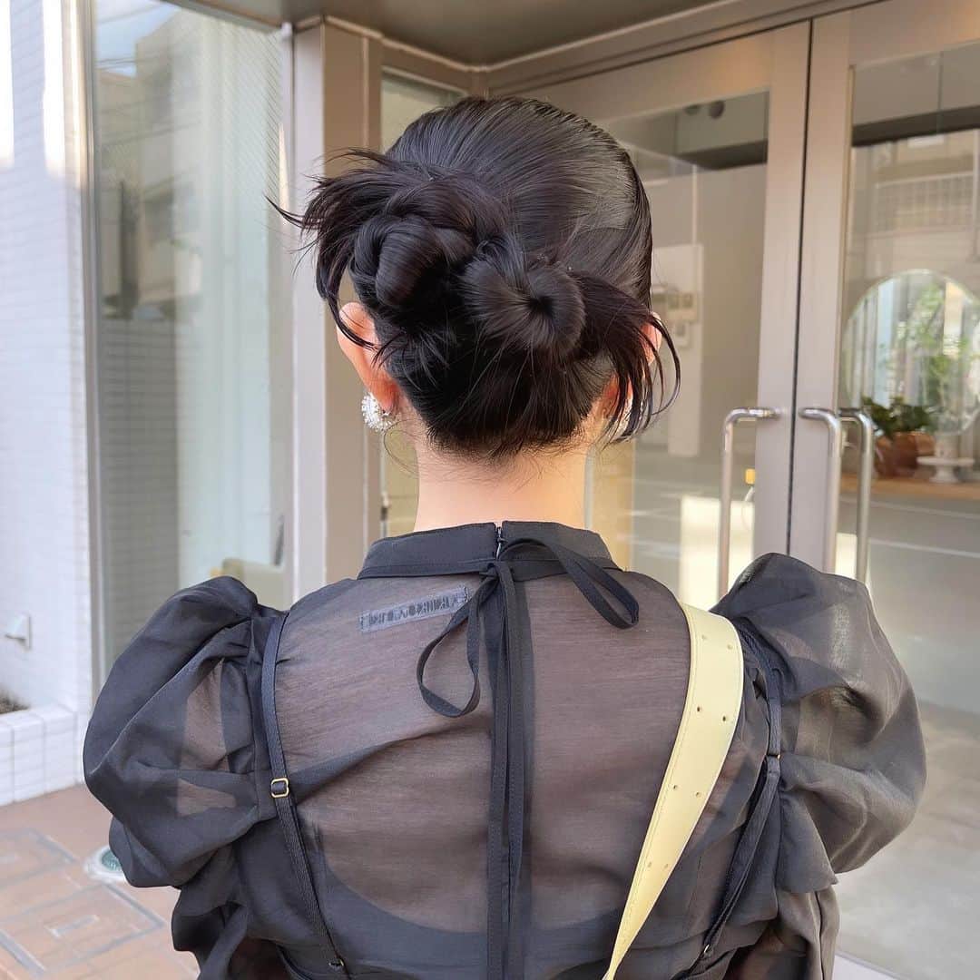 根岸優のインスタグラム：「* お呼ばれアレンジでカチモリ♡ タイトなアレンジ人気です😌  結婚式のヘアアレンジや 施術後のアレンジ仕上げもご予約可能です🙏✨  ご予約はプロフィールURL またはDMよりお待ちしております✂︎ * * カチモリヘア気になる🤔？」