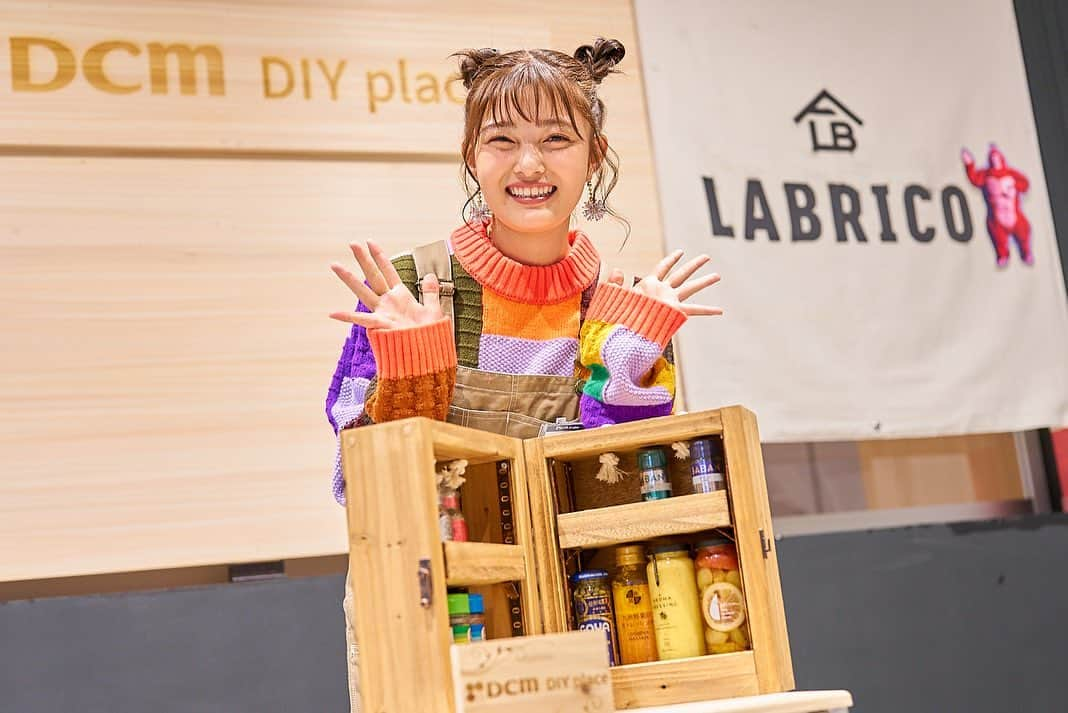 井上咲楽さんのインスタグラム写真 - (井上咲楽Instagram)「『ＤＣＭ　ＤＩＹ　ｐｌａｃｅ』１周年新プロジェクト発表会に出席させていただきました！  ここ、ほんとにすごくて4時間1000円で使える作業スペースがあったり、賃貸でもなんでも対応できるDIYを提案していただけたり、都内にこんな素敵な場所があるなんて！とびっくりしました。  私は、イベントにあわせて恵比寿ガーデンプレイスの〝廃ベンチ〟を利用してスパイスボックスを作成しました。ガーデンプレイスは私が受けたホリプロタレントスカウトキャラバンの地方予選の会場でもあって、予選までの間、ガーデンプレイスをウロウロしてみたりベンチに座ってみたり、特別な思い出があります！まさかベンチをDIYするなんて。。！ もしかしたら当時、手に汗握りながら座っていたかもしれないベンチ。大切にします。  ※モルモルを体験しているところ！やっぱり作ることが好き！」11月8日 19時53分 - bling2sakura