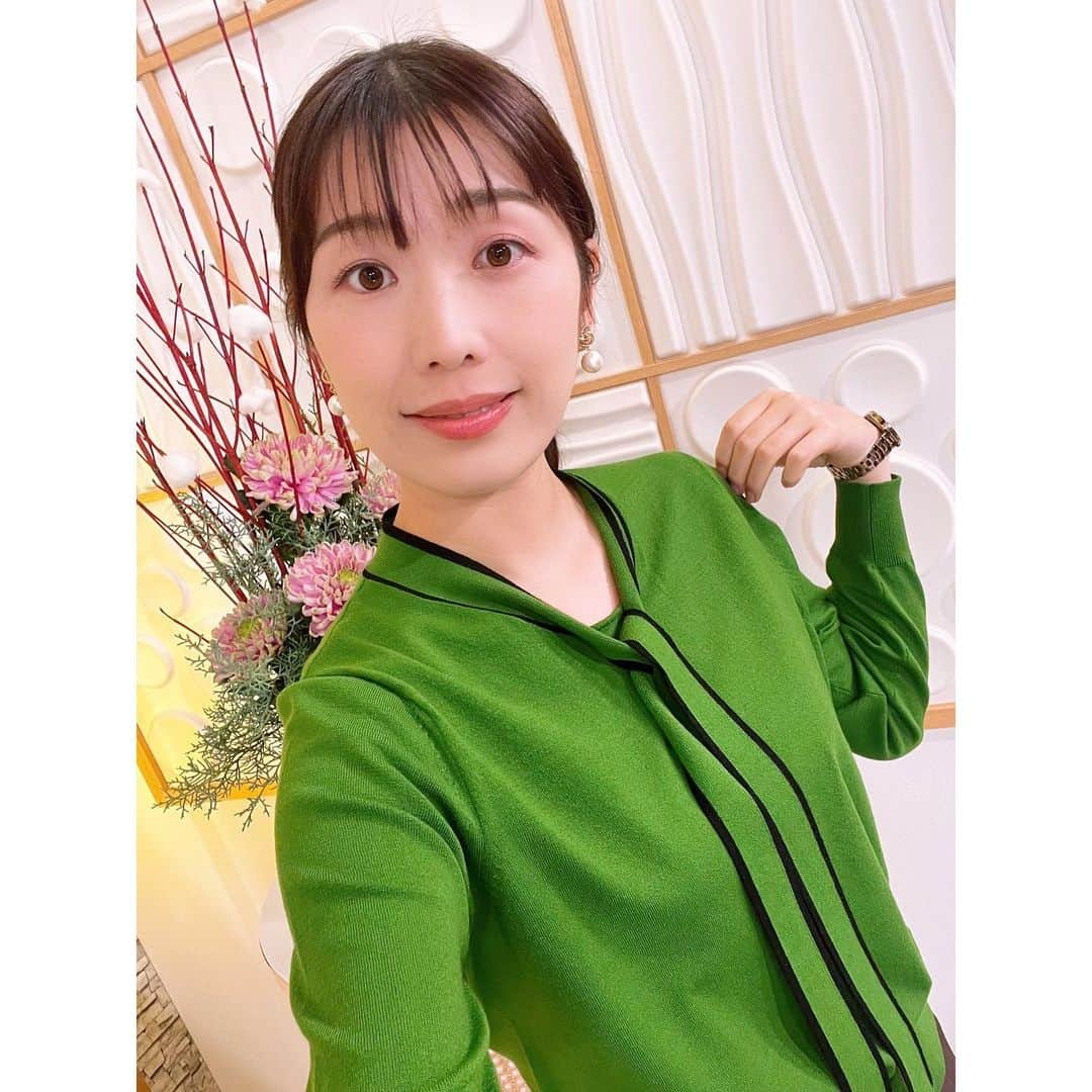 小林美沙希のインスタグラム：「． ボウタイを おしゃれに結ぶのって 難しいですよね…🤔 ． ついなんでも リボン結びにしたくなります ． #沖縄#Okinawa #沖縄テレビ#ニュース #アナウンサー #小林美沙  #アナウンサーコーデ #アナウンサー衣装#衣装 #ファッション#fashion #衣装協力」