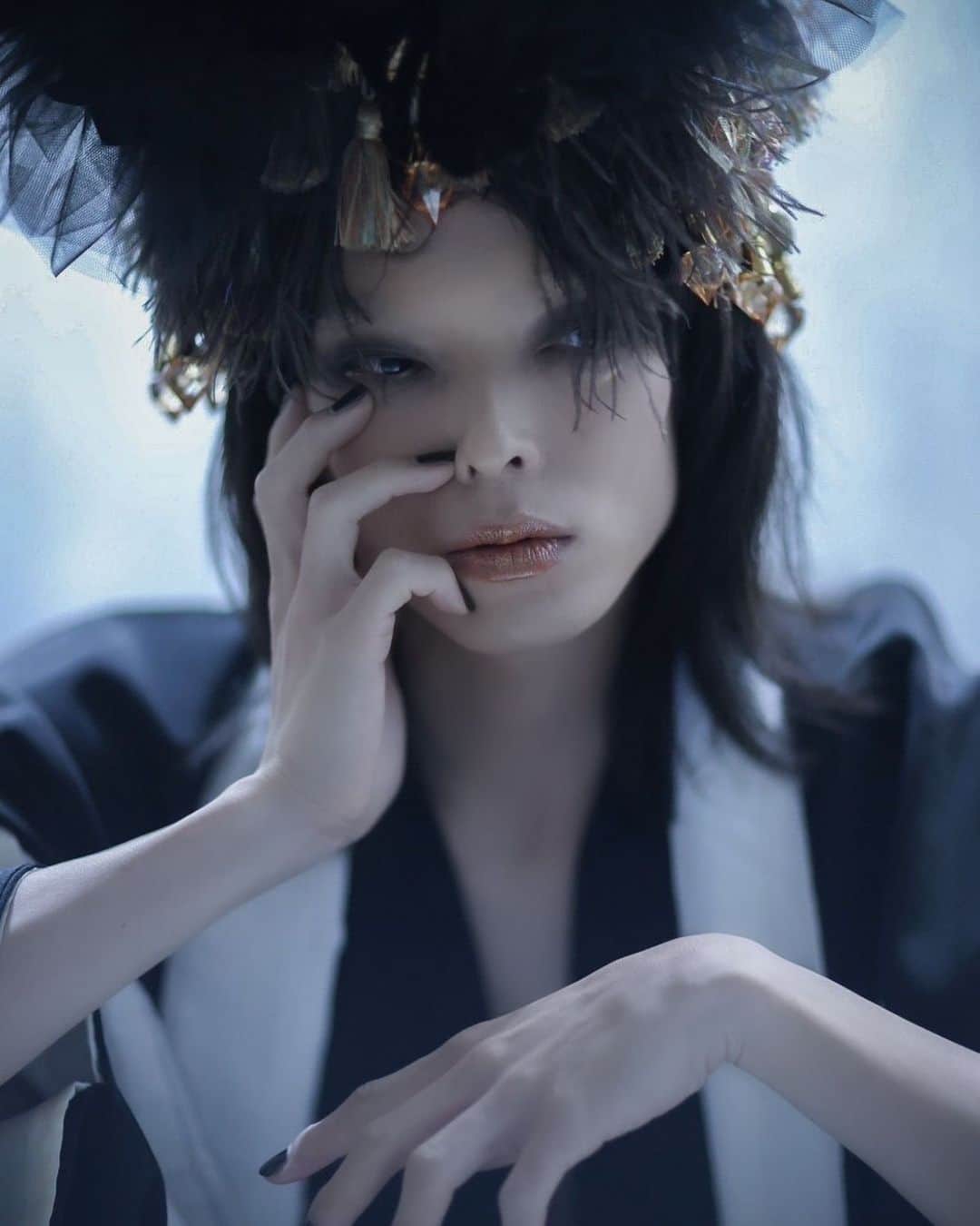 タカハシシンノスケのインスタグラム：「写真集「夢の話」 Photo:Ayano Sudo @AyanoSudo  Head dress:ヴィヴィアン佐藤 @viviennesato   11/10までナディッフオンラインストアで受注受付中です！ 写真集に加えてポスターも販売中です！  11/21-26で恵比寿ナディッフアパートにて ポスターと写真の展示を実施します。  『夢の話』刊⾏記念 トークイベントも実施致します！ 下記、日程は17時ごろからタカハシも在廊するつもりです！ ぜひお越し下さい！  ⽇程｜11⽉23⽇（⽊・祝）19:30〜20:30 登壇者｜タカハシシンノスケ、須藤絢乃  ⽇程｜11⽉25⽇（⼟）19:30〜20:30 登壇者｜タカハシシンノスケ、ヴィヴィアン佐藤（美術家／ドラァグクイーン）  ⽇程｜11⽉26⽇（⽇）19:30〜20:30 登壇者｜タカハシシンノスケ、ルアン（アーティスト／電影と少年CQ）、須藤絢乃」