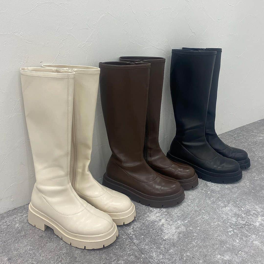 ヘザーさんのインスタグラム写真 - (ヘザーInstagram)「【 restock item 】  大人気！のロングブーツが 本日11/8（水）店舗再入荷致しました！ （※一部遠方店舗は入荷が 1日ずれる場合がこざいます。） .st WEBサイトは今週末入荷予定になります！  ぜひ、お近くの店舗 または、プロフィールURLより WEBサイトをご覧ください♪  #heather #ヘザー #インヒールストレッチロングブーツ #ロングブーツ #ブーツ #ミニスカート #ミニワンピース  #シャギーニット #シャギーカーディガン #アウター #ミドルコート#プリーツスカート #プリーツミニスカート #ショルダーバッグ #ボストンバッグ #ヘザーの冬服 #ヘザーのロングブーツ #ストレッチブーツ #ケーブルニット #ケーブルショートニット #ショートニット #レザーワンピース #キャミワンピース」11月8日 19時54分 - heather_love_official