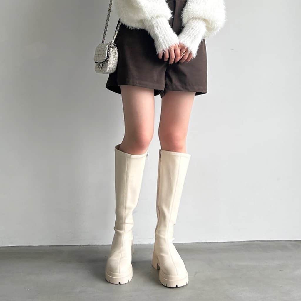 ヘザーさんのインスタグラム写真 - (ヘザーInstagram)「【 restock item 】  大人気！のロングブーツが 本日11/8（水）店舗再入荷致しました！ （※一部遠方店舗は入荷が 1日ずれる場合がこざいます。） .st WEBサイトは今週末入荷予定になります！  ぜひ、お近くの店舗 または、プロフィールURLより WEBサイトをご覧ください♪  #heather #ヘザー #インヒールストレッチロングブーツ #ロングブーツ #ブーツ #ミニスカート #ミニワンピース  #シャギーニット #シャギーカーディガン #アウター #ミドルコート#プリーツスカート #プリーツミニスカート #ショルダーバッグ #ボストンバッグ #ヘザーの冬服 #ヘザーのロングブーツ #ストレッチブーツ #ケーブルニット #ケーブルショートニット #ショートニット #レザーワンピース #キャミワンピース」11月8日 19時54分 - heather_love_official