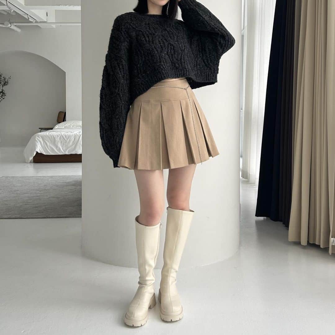 ヘザーさんのインスタグラム写真 - (ヘザーInstagram)「【 restock item 】  大人気！のロングブーツが 本日11/8（水）店舗再入荷致しました！ （※一部遠方店舗は入荷が 1日ずれる場合がこざいます。） .st WEBサイトは今週末入荷予定になります！  ぜひ、お近くの店舗 または、プロフィールURLより WEBサイトをご覧ください♪  #heather #ヘザー #インヒールストレッチロングブーツ #ロングブーツ #ブーツ #ミニスカート #ミニワンピース  #シャギーニット #シャギーカーディガン #アウター #ミドルコート#プリーツスカート #プリーツミニスカート #ショルダーバッグ #ボストンバッグ #ヘザーの冬服 #ヘザーのロングブーツ #ストレッチブーツ #ケーブルニット #ケーブルショートニット #ショートニット #レザーワンピース #キャミワンピース」11月8日 19時54分 - heather_love_official
