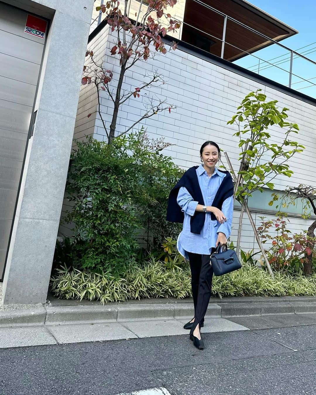 Rienaのインスタグラム：「今日は息子たちのスクールがお休みだったので、 @elendeek の展示会に一緒に行ってもらったよ！  自転車でゆっくりお散歩しながら✨  3枚目で履いているパンツに一目惚れしてオーダーしました！  そして、私服の写真を息子に撮ってもらいました！！！📷  いつもよりかなり下からの角度  それもまたいい🥰🤭  最後の写真は、 次男のキャンディ食べていい？ お願い🙏🏻の顔😂  #Riena#Riena私服#elendeek#展示会」