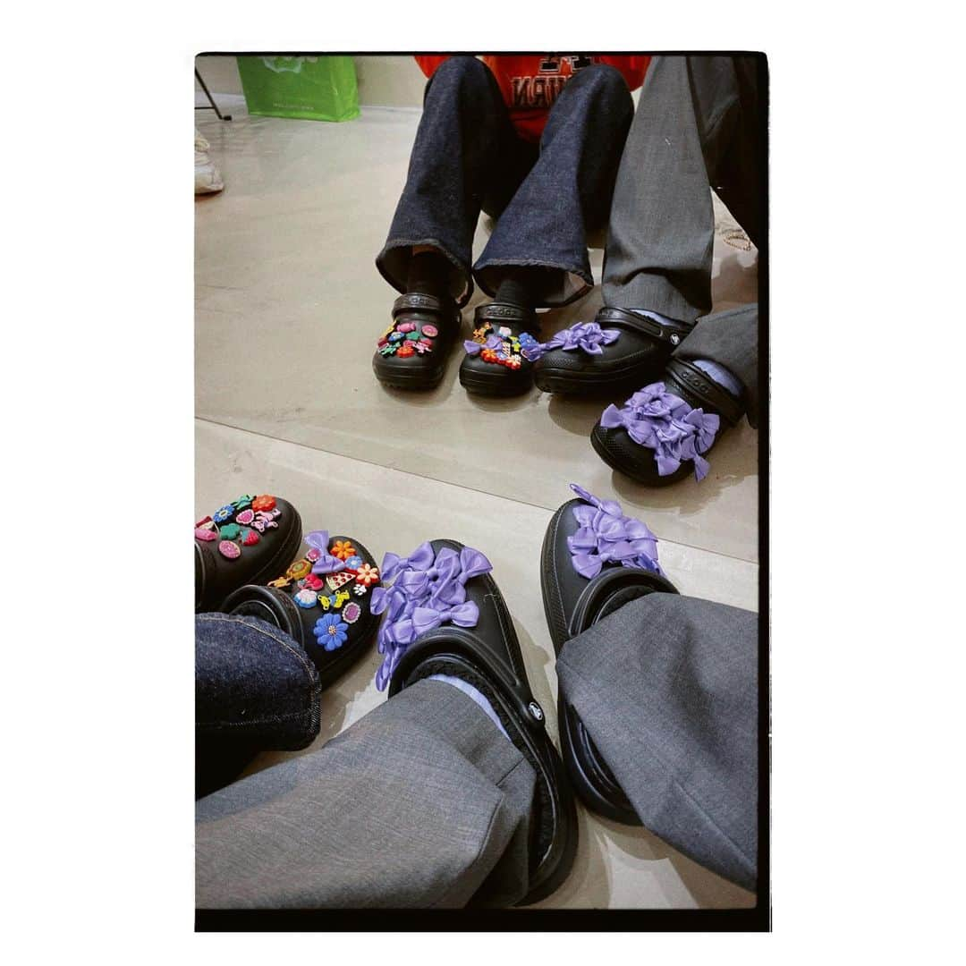 岩崎拓馬さんのインスタグラム写真 - (岩崎拓馬Instagram)「🎀🎀🎀🎀 . . My Crocs  @crocsjp   リボンを敷き詰めたよ🎀 かわいすぎて自分のセンスにびっくり🤣  Thank you @h.i.r.a.b.a.y.a.s.h.i  . . #crocs #pr #happytime」11月8日 19時55分 - happy_takuma