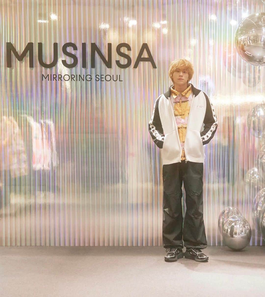 山下幸輝のインスタグラム：「大阪の阪急うめだで開催中のMUSINSAのポップアップに行ってきました！ レシート写真機で撮影したり、セルフィーが撮れる試着室もあって僕も楽しんできました📸  @musinsa_japan  #mirroringseoul  #musinsapopupstore  #musinsaosaka」