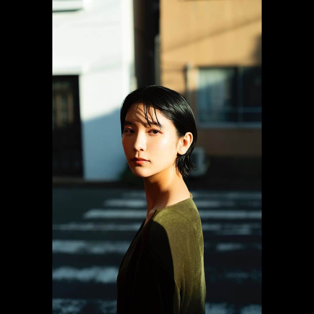 小貫莉奈のインスタグラム：「🍁  photo: @yuhji921  hair: @masato_suganuma  make: @kanako.miura.24  styling: @bop.misaki   #portrait #photograph #Japan #photography #ポートレート #makeup #ショートヘア #ショートカット #shooting」